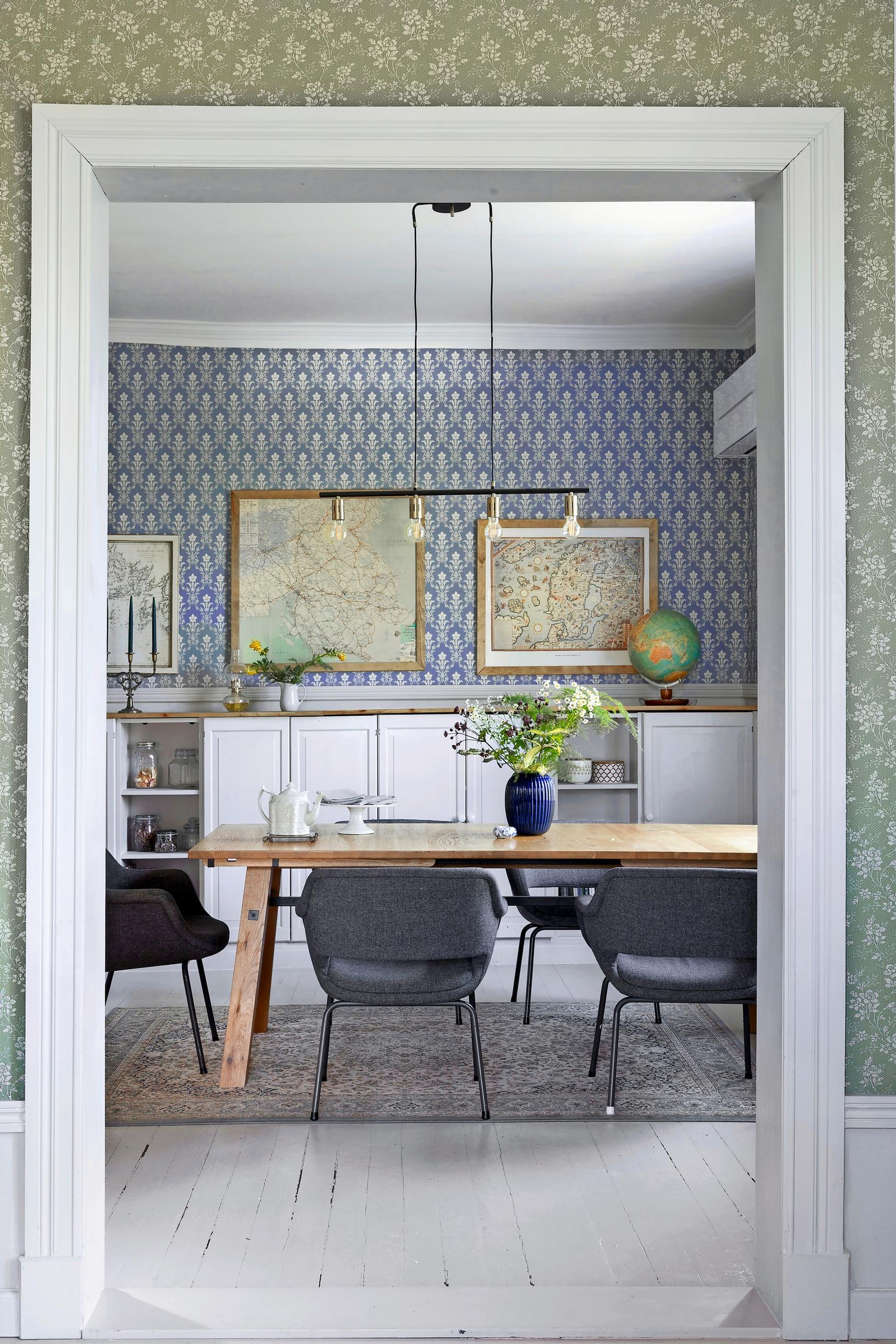 A photo of the dining set featuring a wooden table and vintage chairs.
