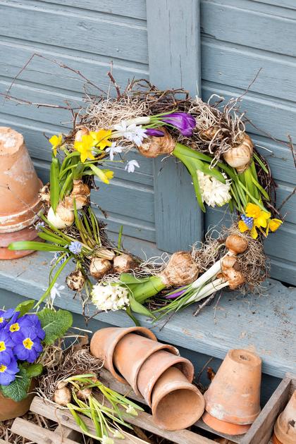 Spring wreath with bulb flowers | Kotona Living