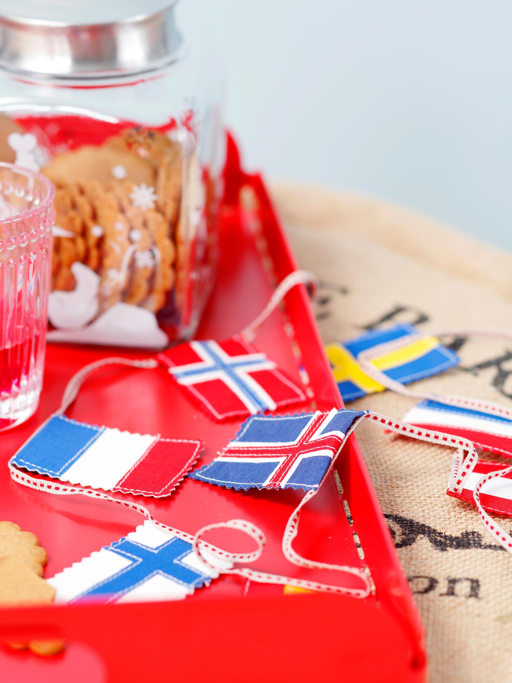 Sew a traditional flag garland for your Christmas tree—here’s how!
