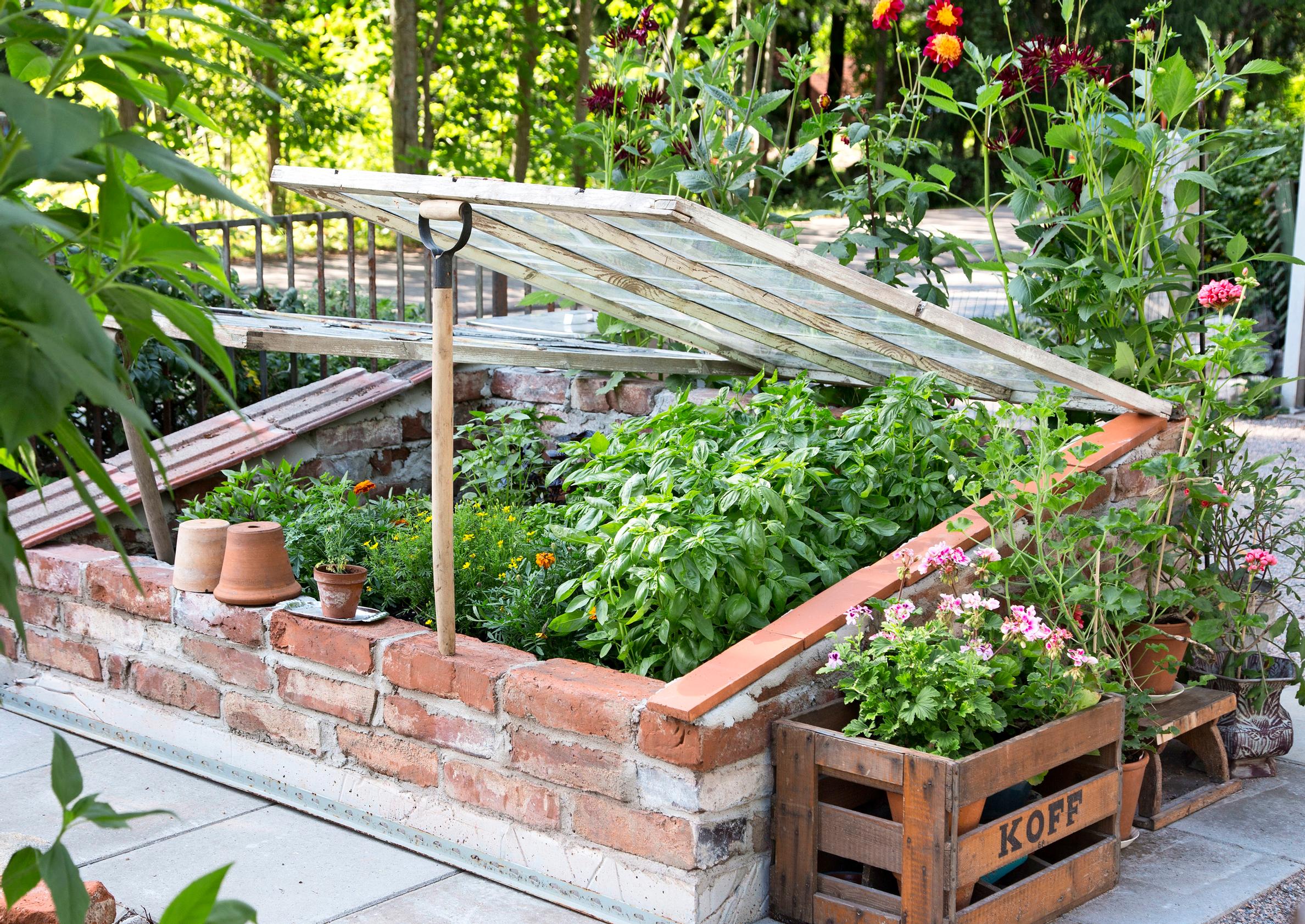 Build your own stylish brick bed for plants—see our illustrated guide!