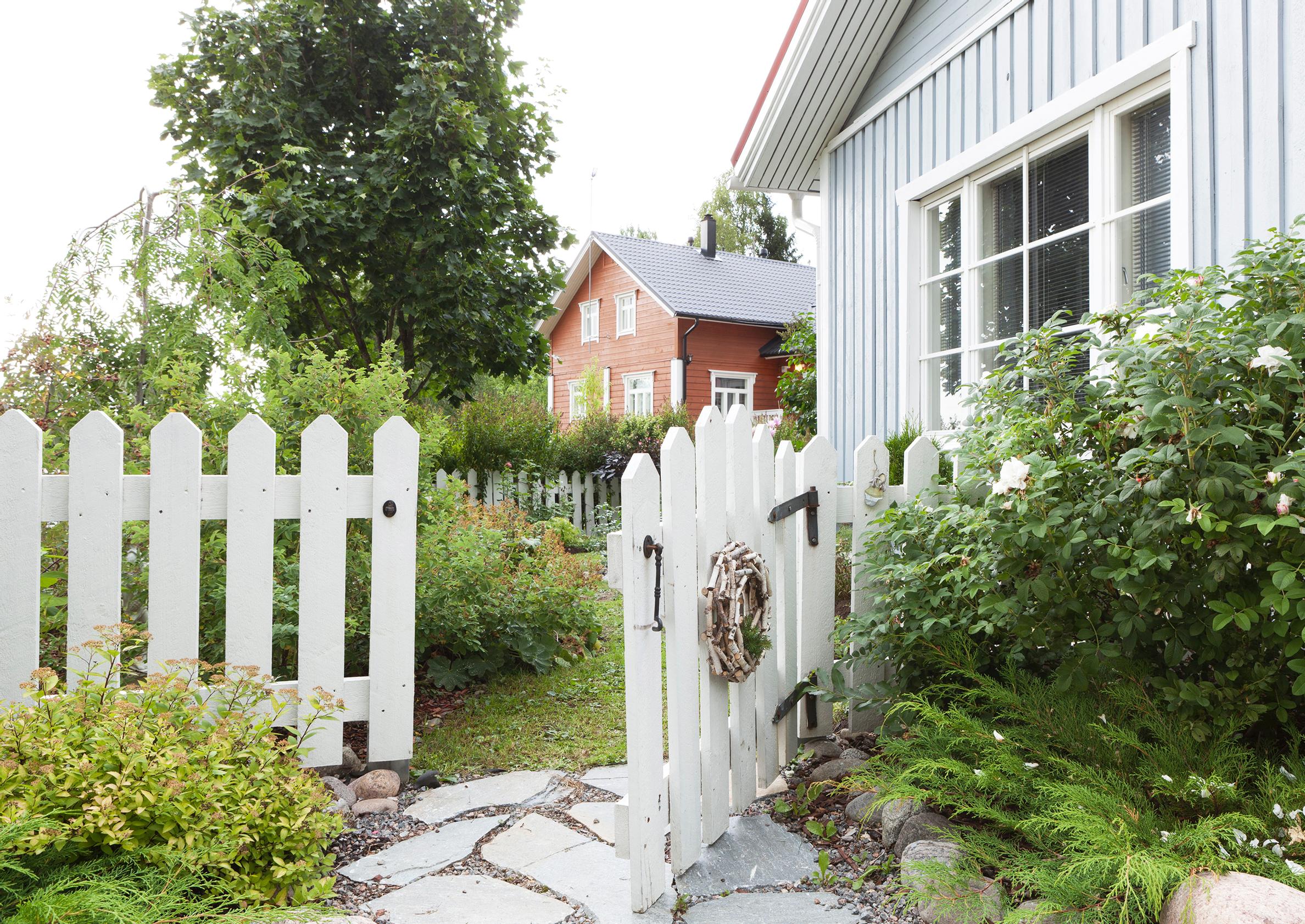 Let the garden gate invite you in: discover 11 delightful ideas