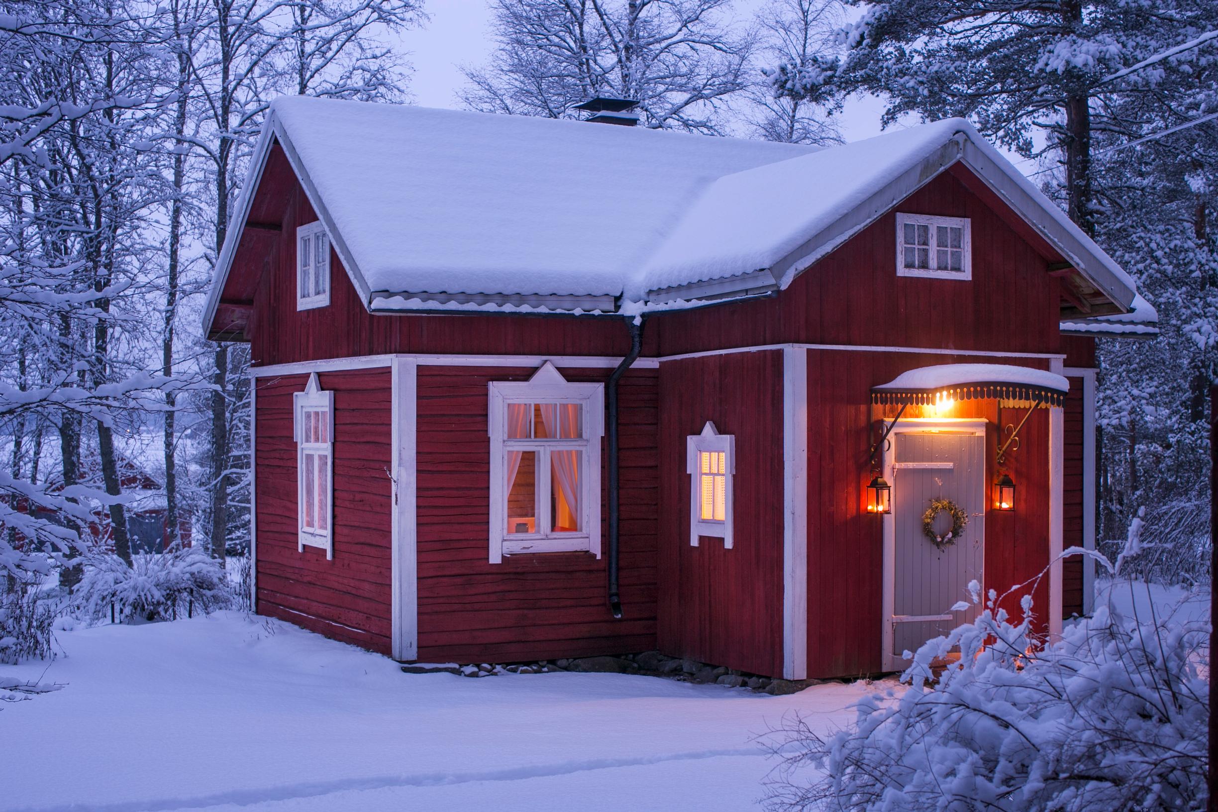 Christmas in a red cottage: “Every Christmas, I imagine the whole world has paused for a moment”