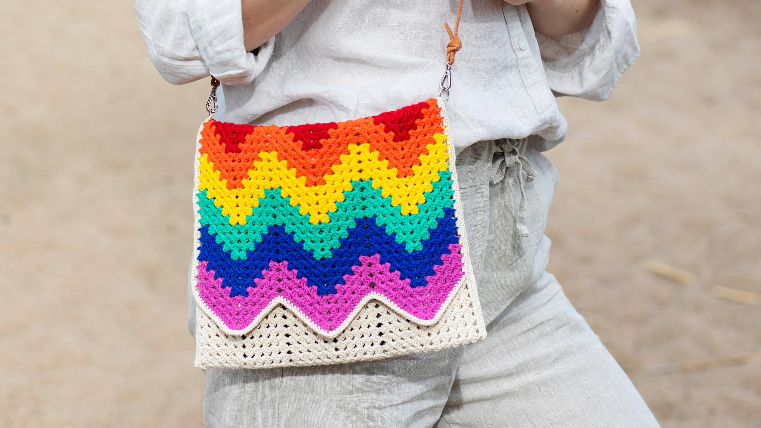 Envelope bag in colors of a rainbow—crochet it with Molla Mills’s pattern