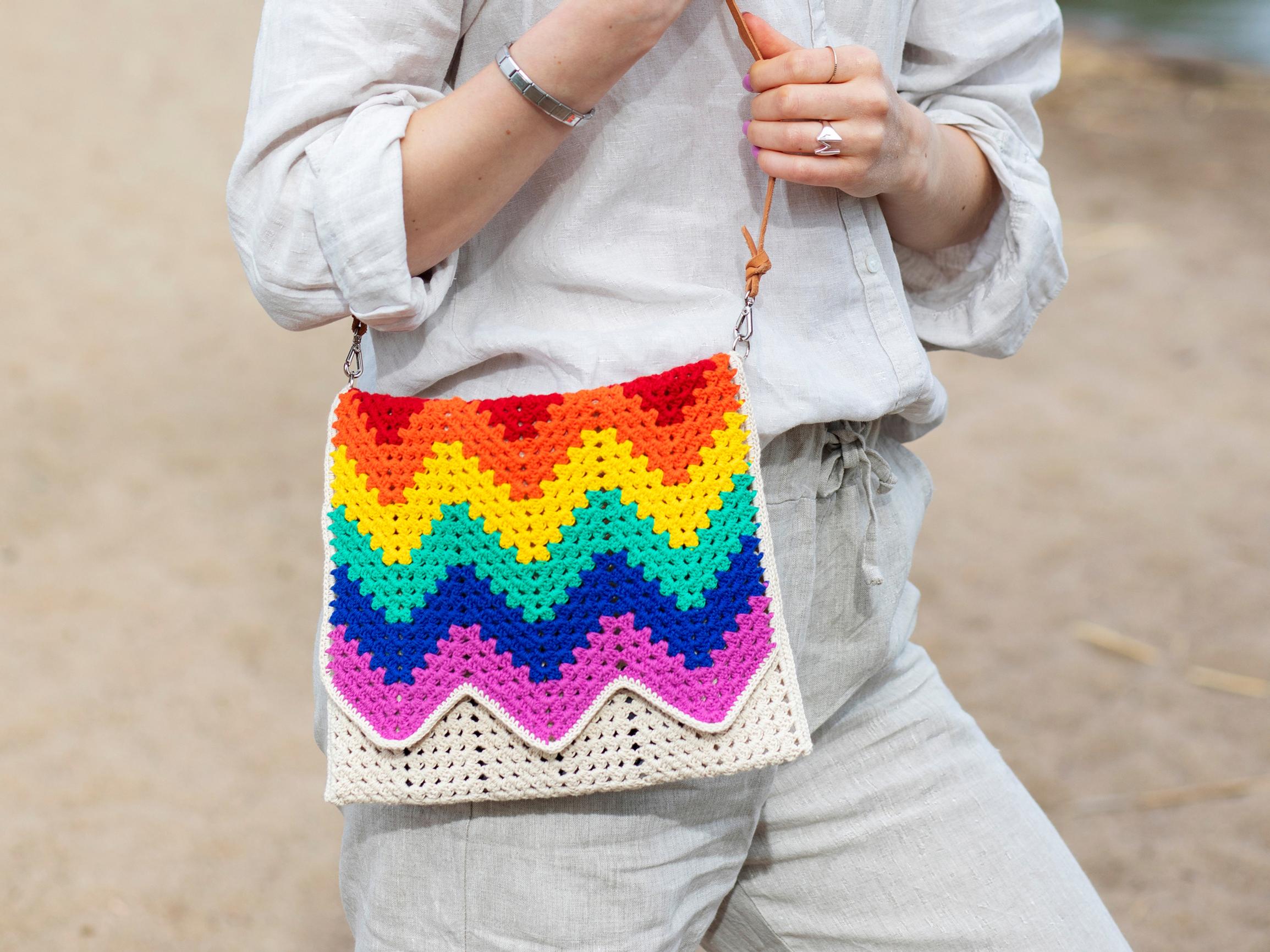 Envelope bag in colors of a rainbow—crochet it with Molla Mills’s pattern