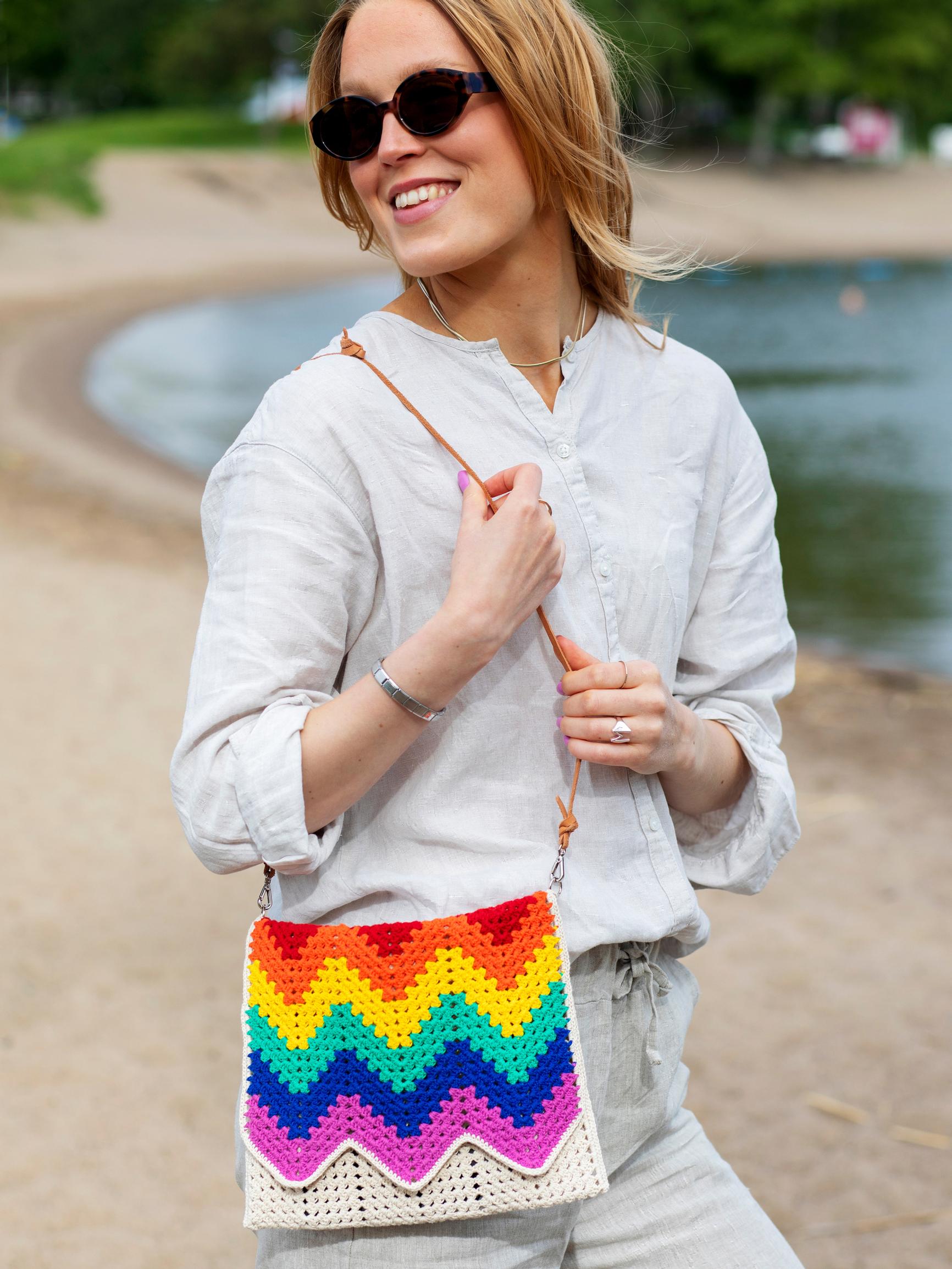Envelope bag in colors of a rainbow—crochet it with Molla Mills’s pattern