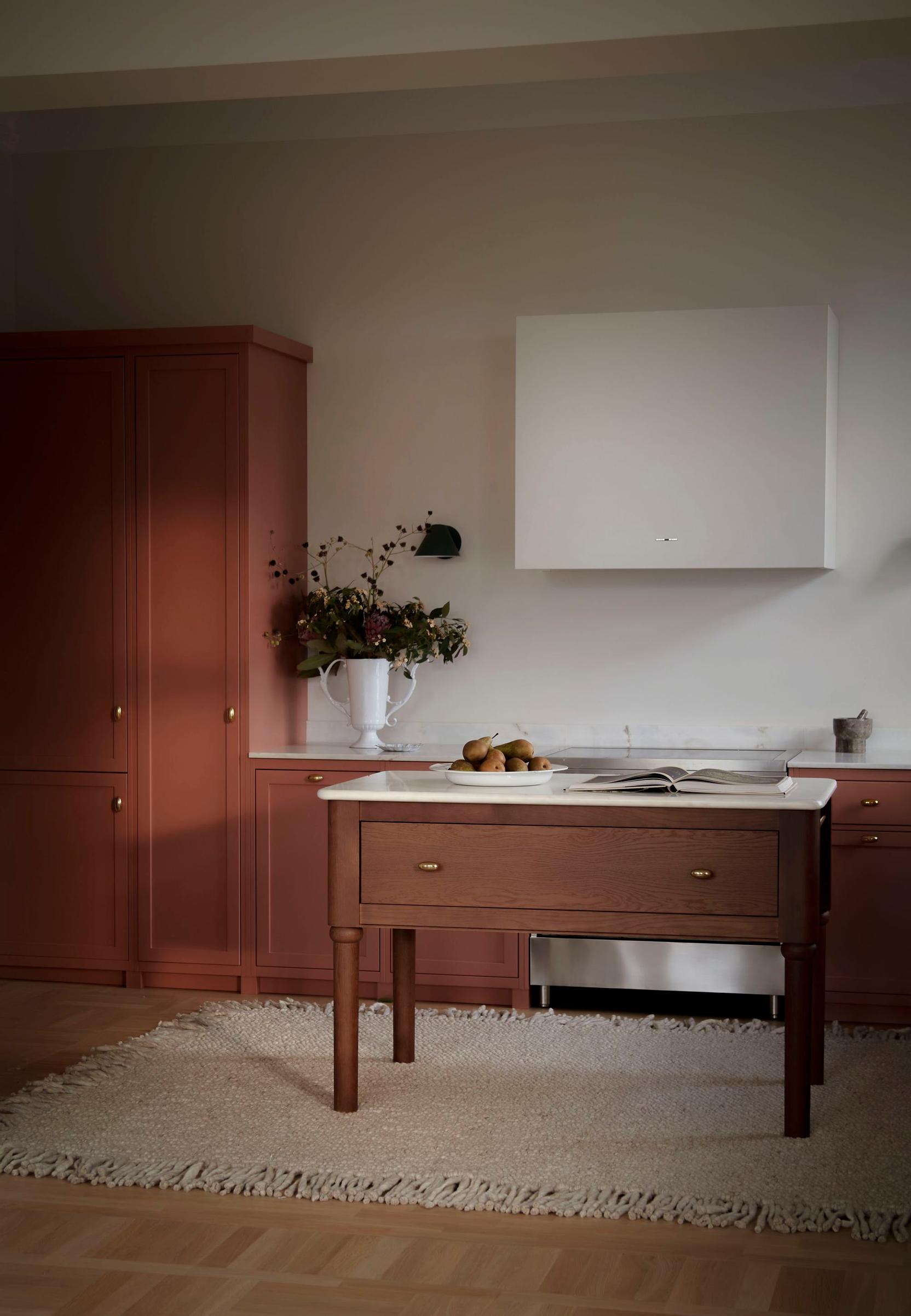 Swedish Artilleriet’s red-toned kitchen.
