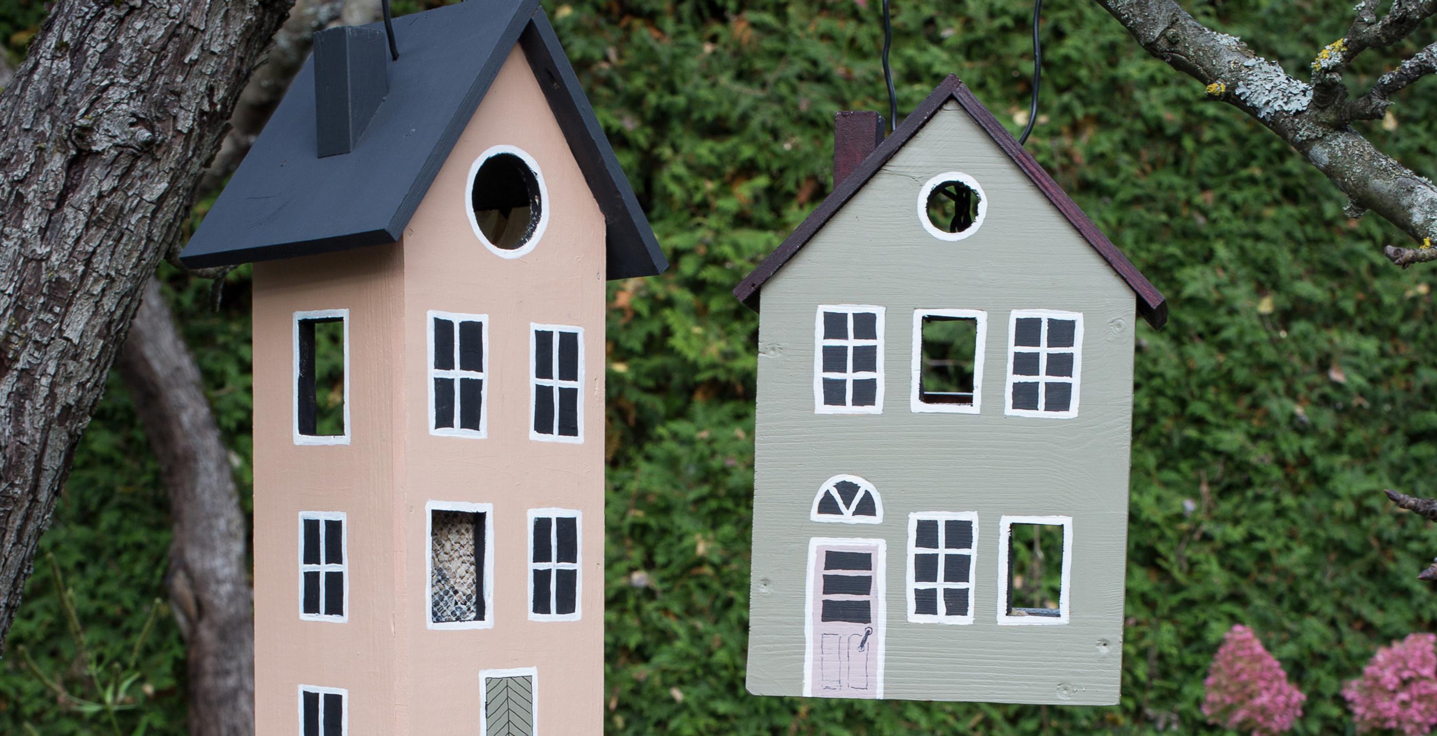Hey birds, dinner is served! Build a charming bird feeder house
