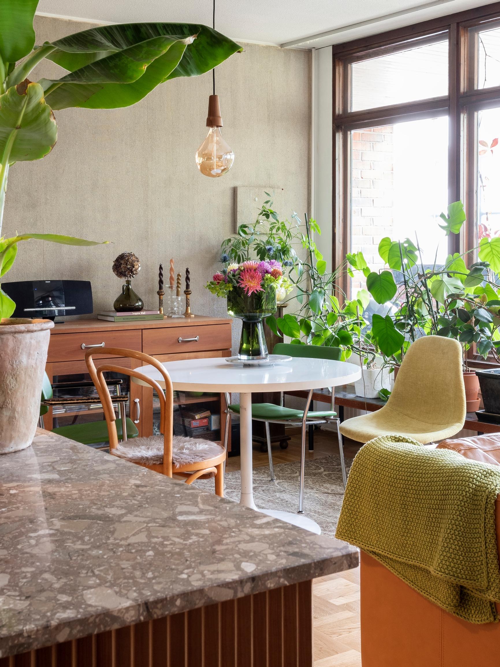 Looking for a dining table for a small space? These tips will help you choose the perfect one!