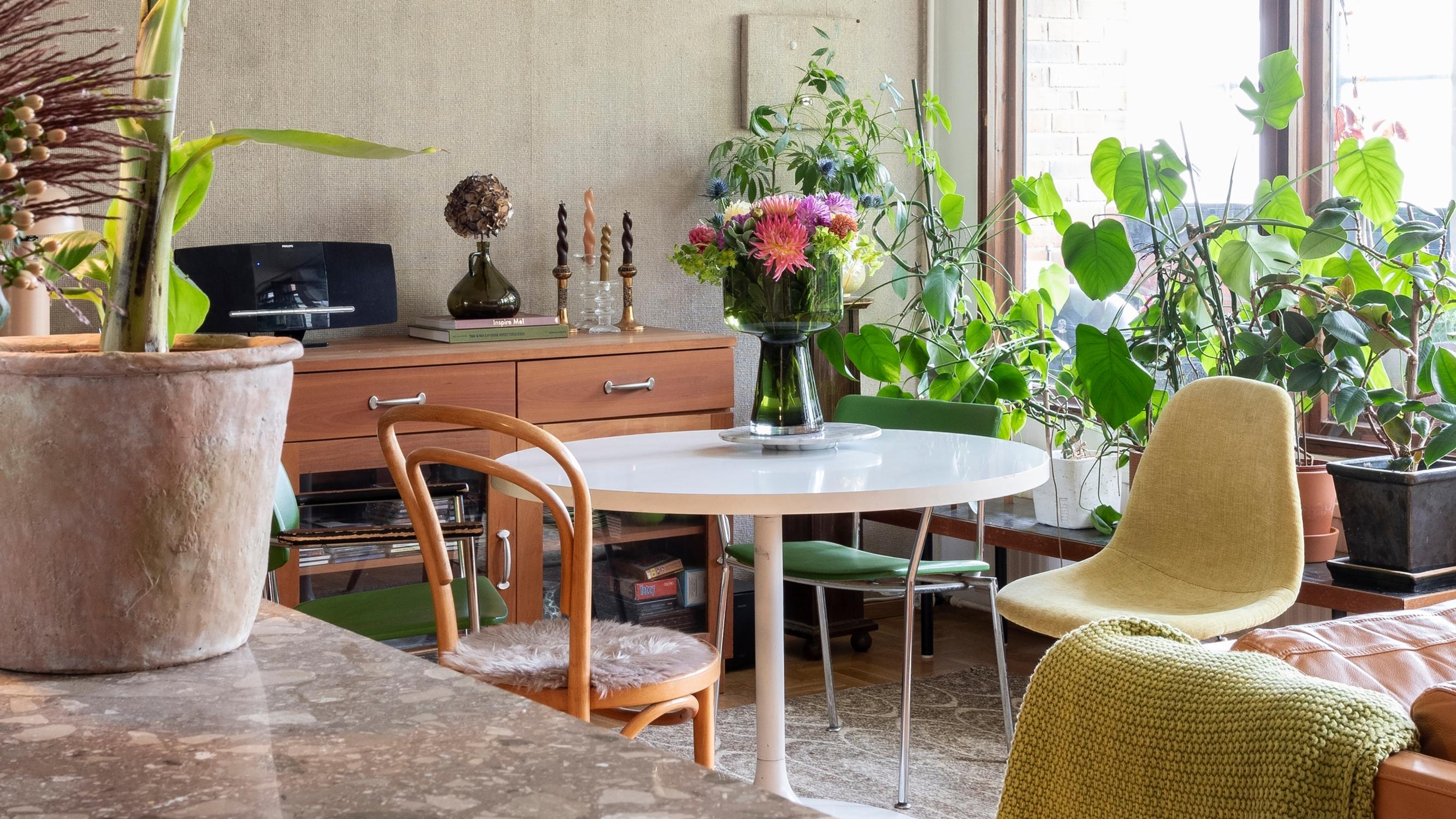 Looking for a dining table for a small space? These tips will help you choose the perfect one!