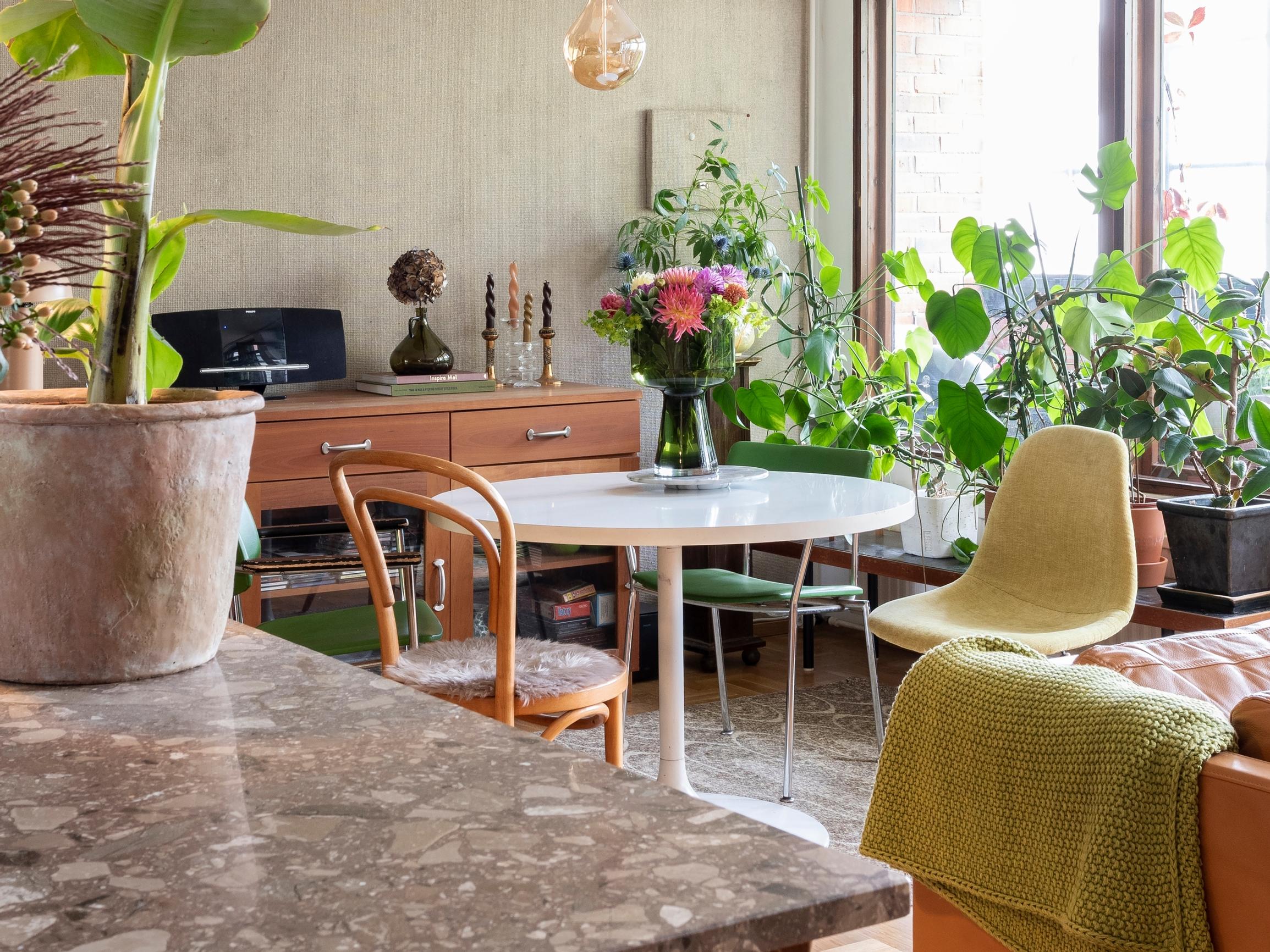 Looking for a dining table for a small space? These tips will help you choose the perfect one!