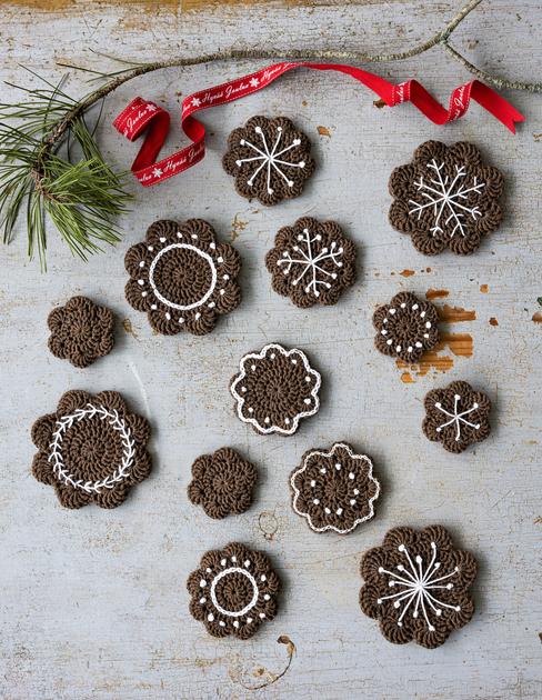 Crocheted gingerbread cookies—free pattern | Kotona Living