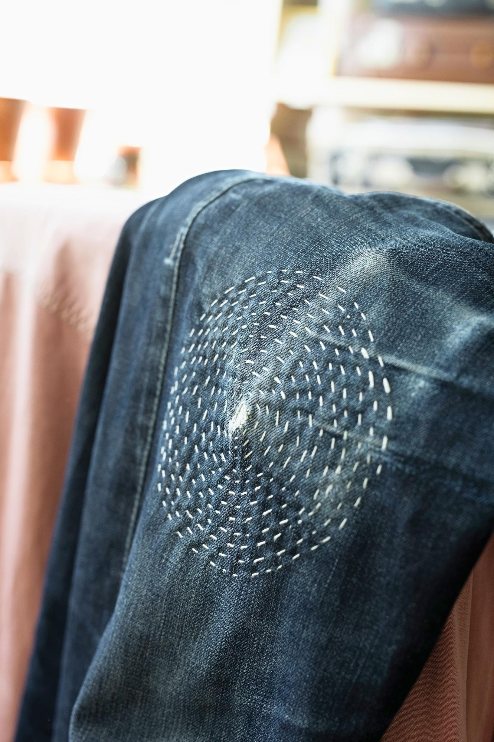 Jeans with a round patch