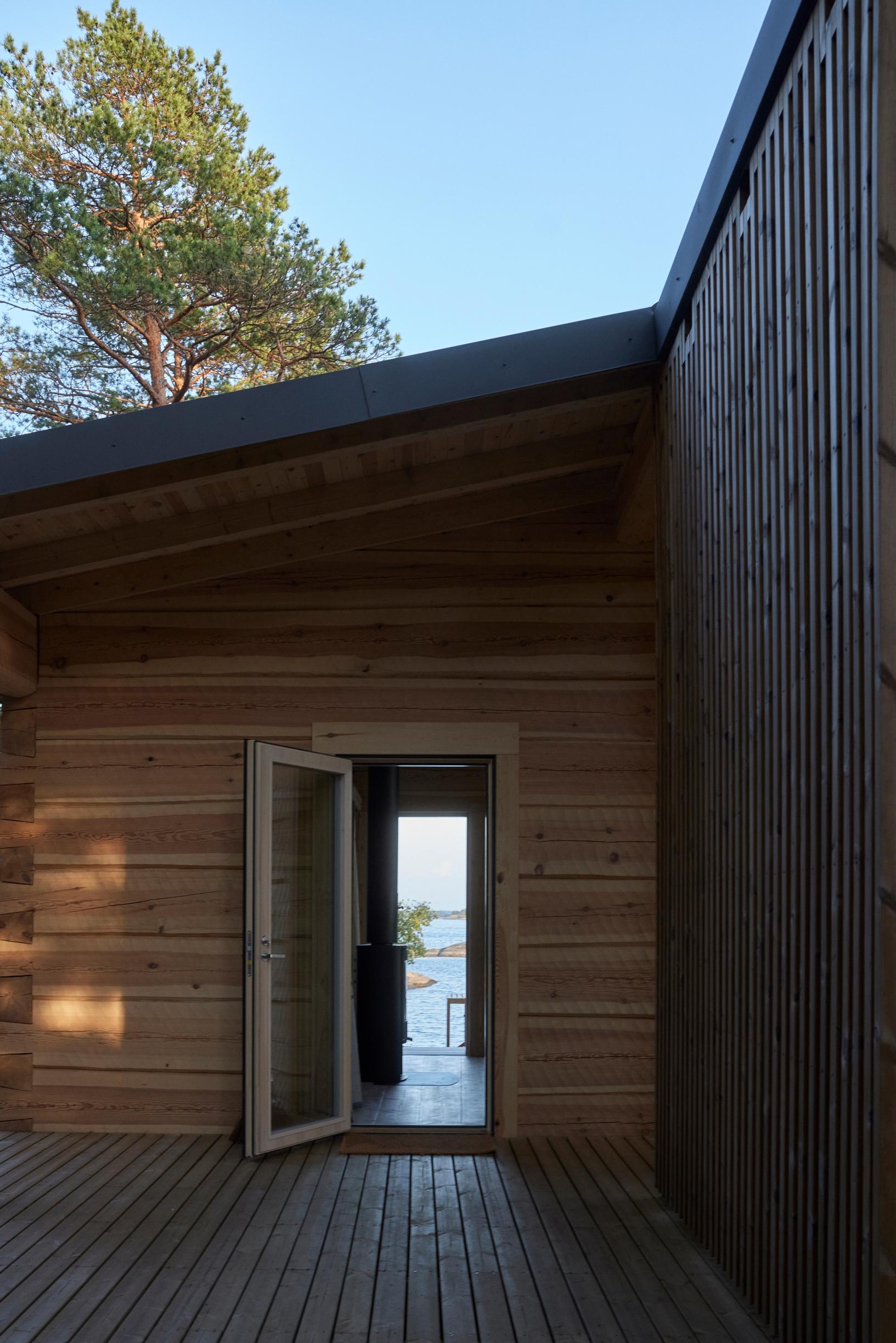 Heat-treated pine boards and log walls on the façade.