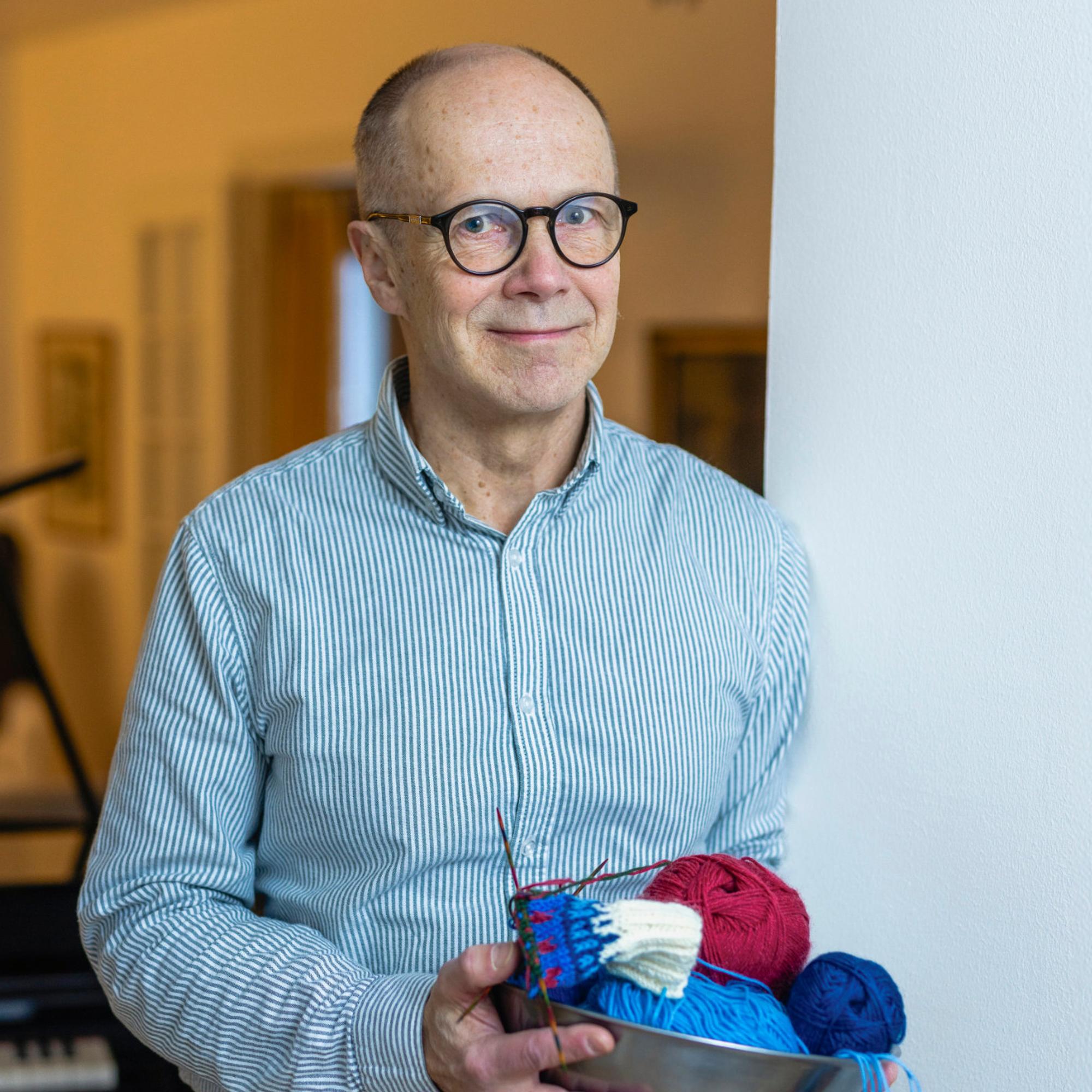 Taught to knit by his wife—now he knits for his new love using his late wife’s teachings