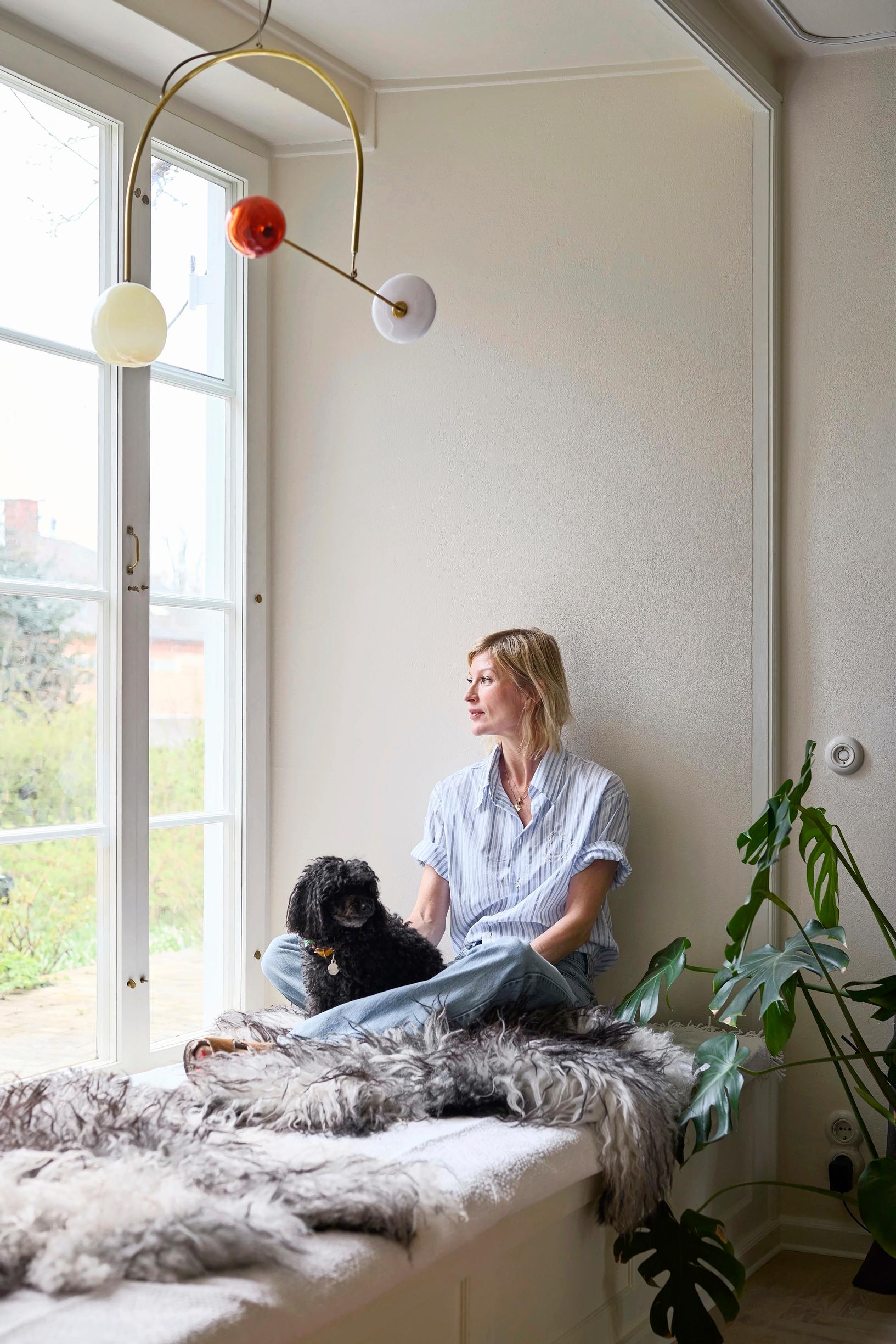 Niina on the living room windowsill