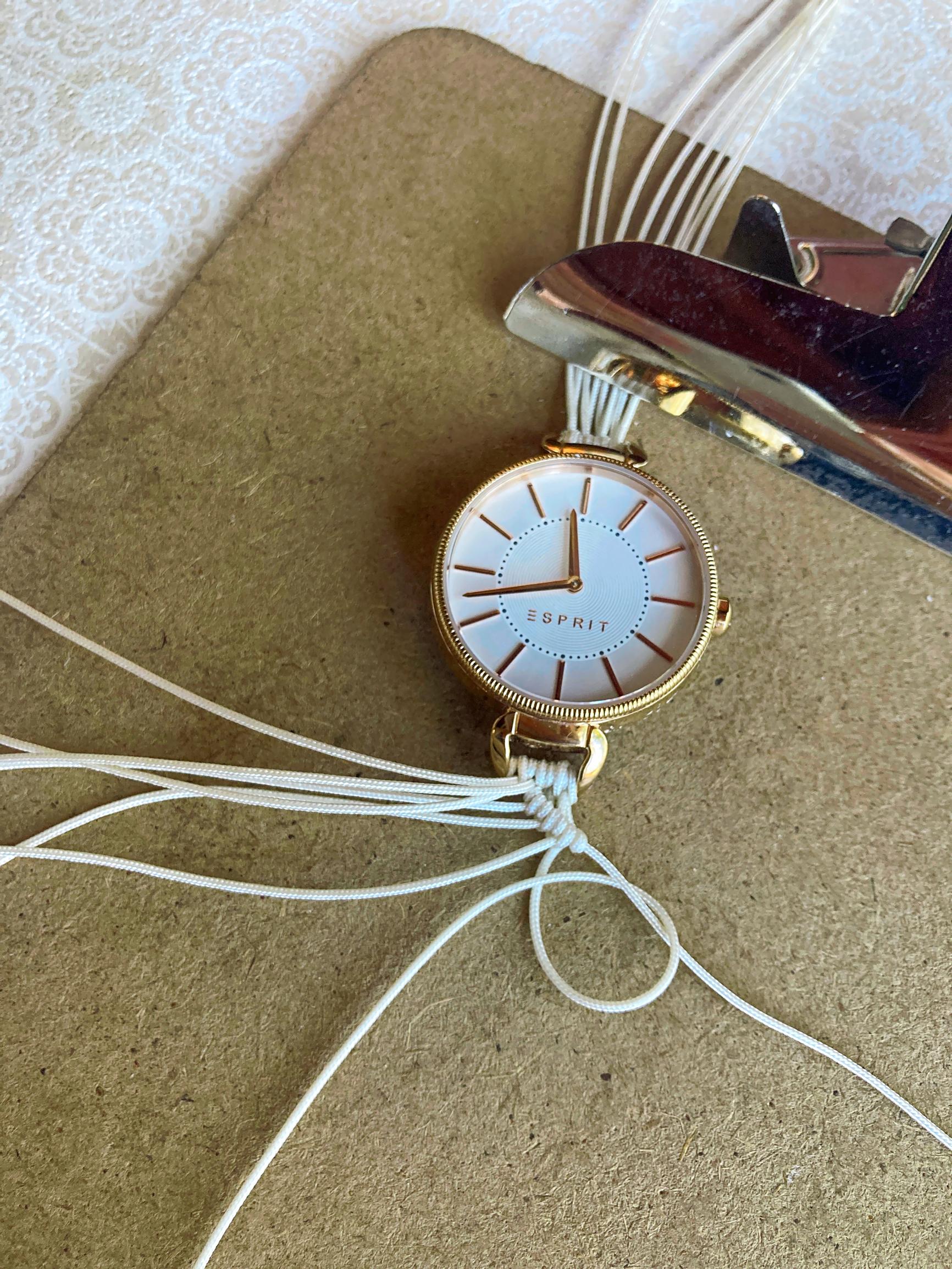 Macramé watch strap instructions, step-by-step photo.