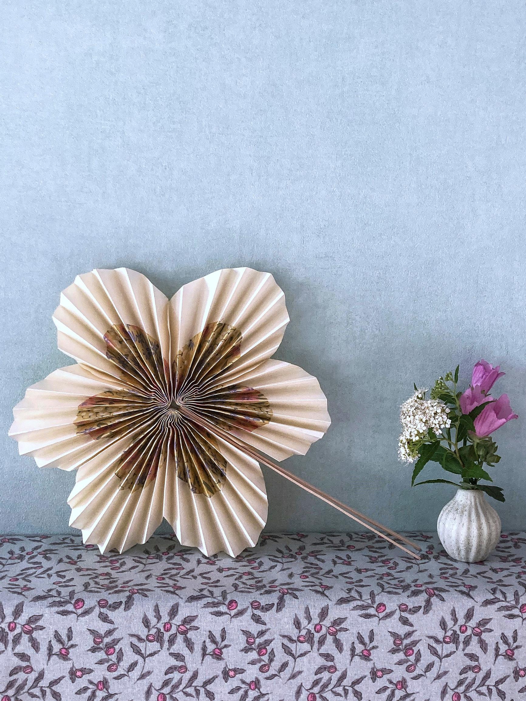 A floral fan is the cutest accessory for the summer—check out our easy guide