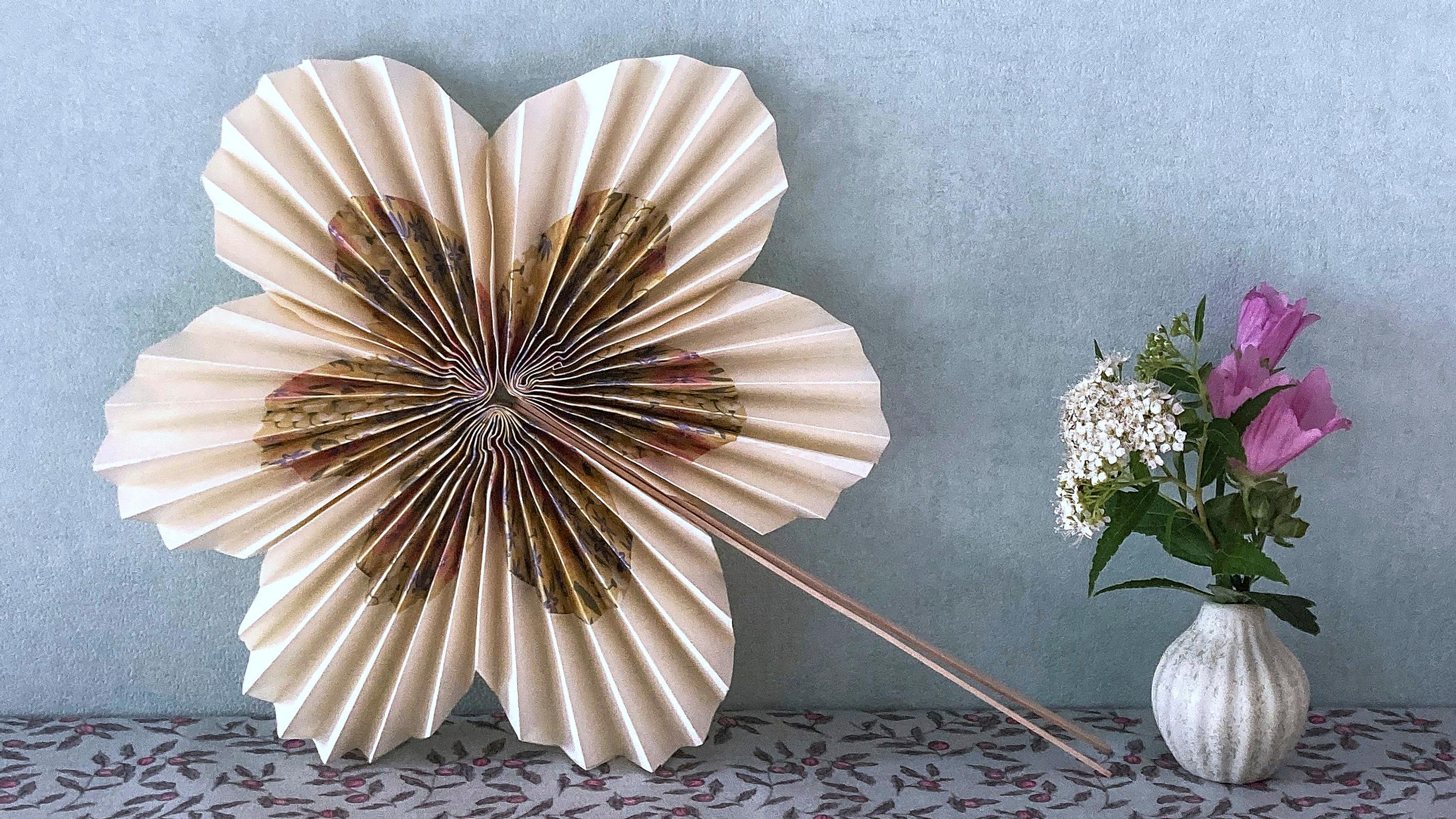 A floral fan is the cutest accessory for the summer—check out our easy guide