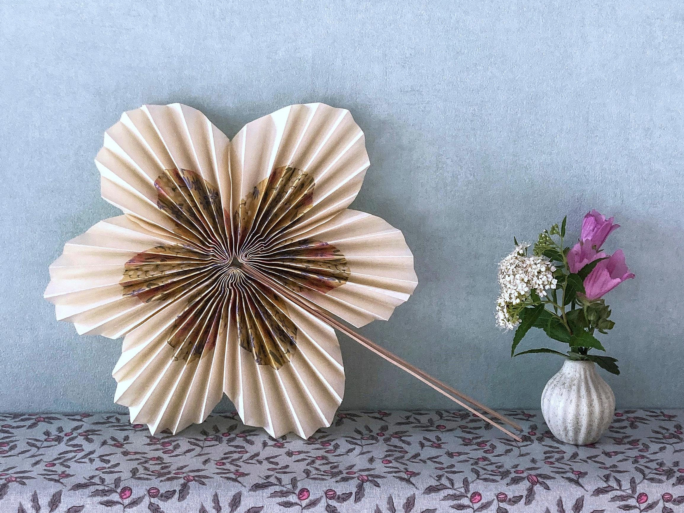 A floral fan is the cutest accessory for the summer—check out our easy guide