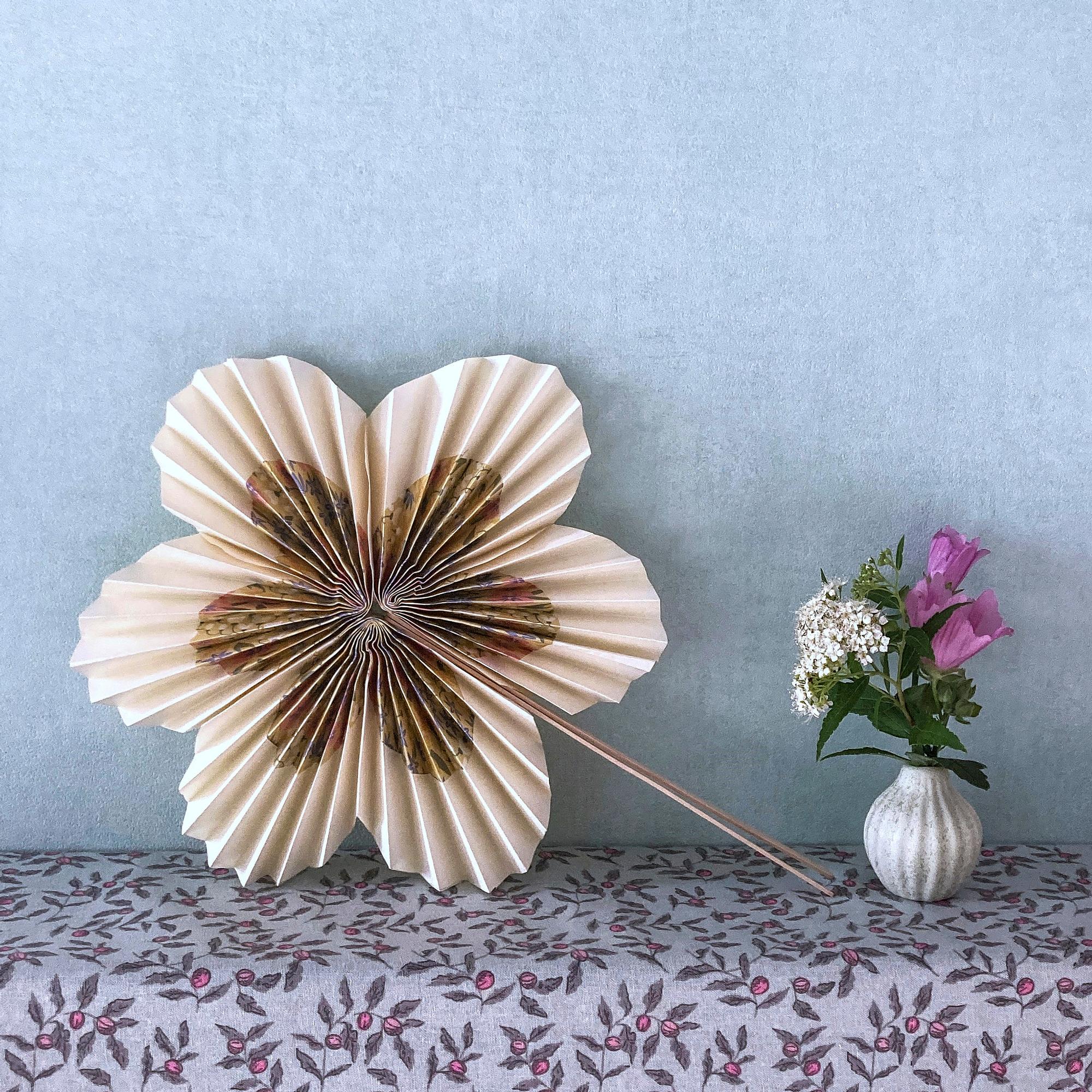 A floral fan is the cutest accessory for the summer—check out our easy guide