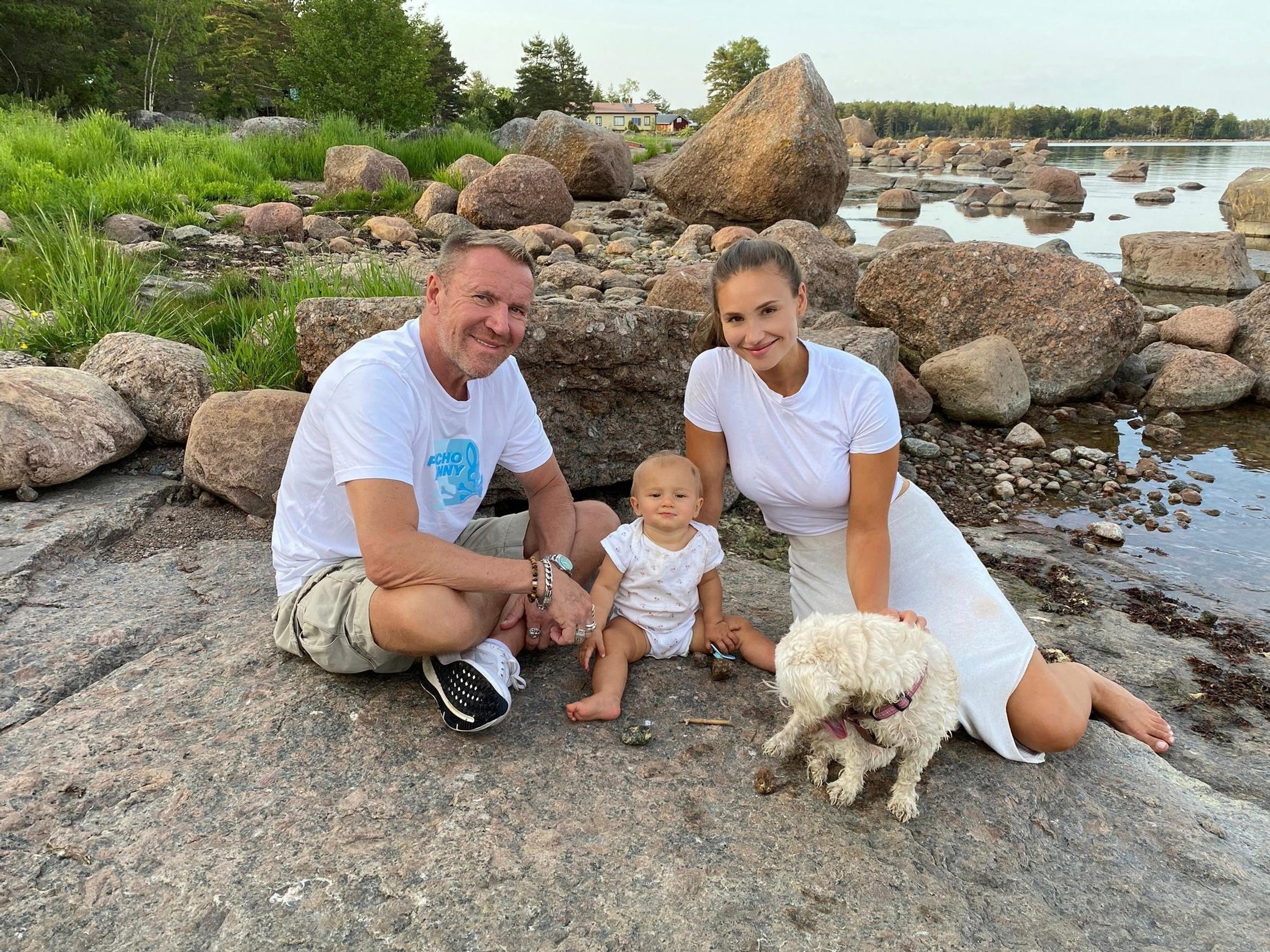 Renny, Coco, and Johanna Harlin with Myy the dog sitting on a rock