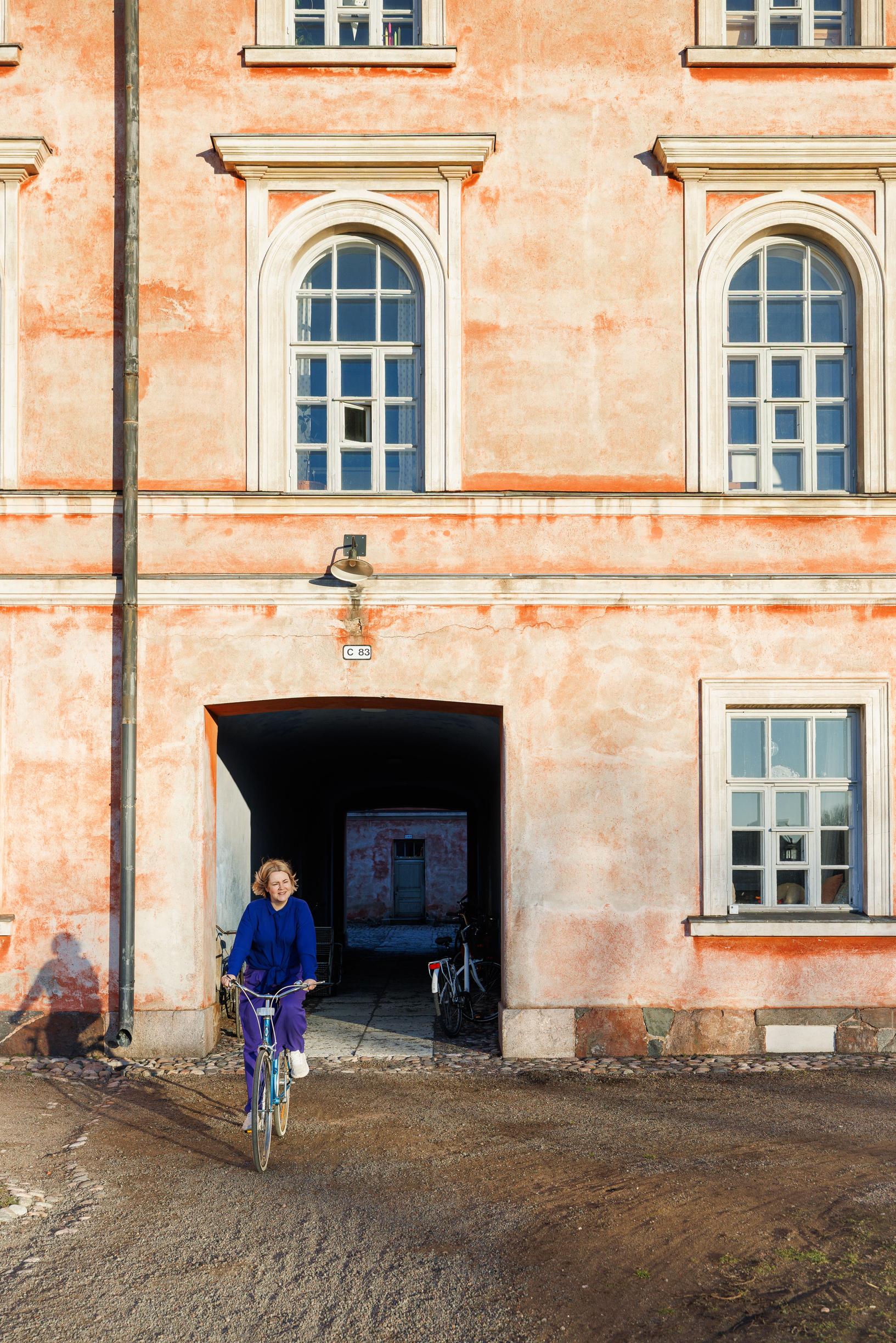 laura friman riding a bike in Suomenlinna