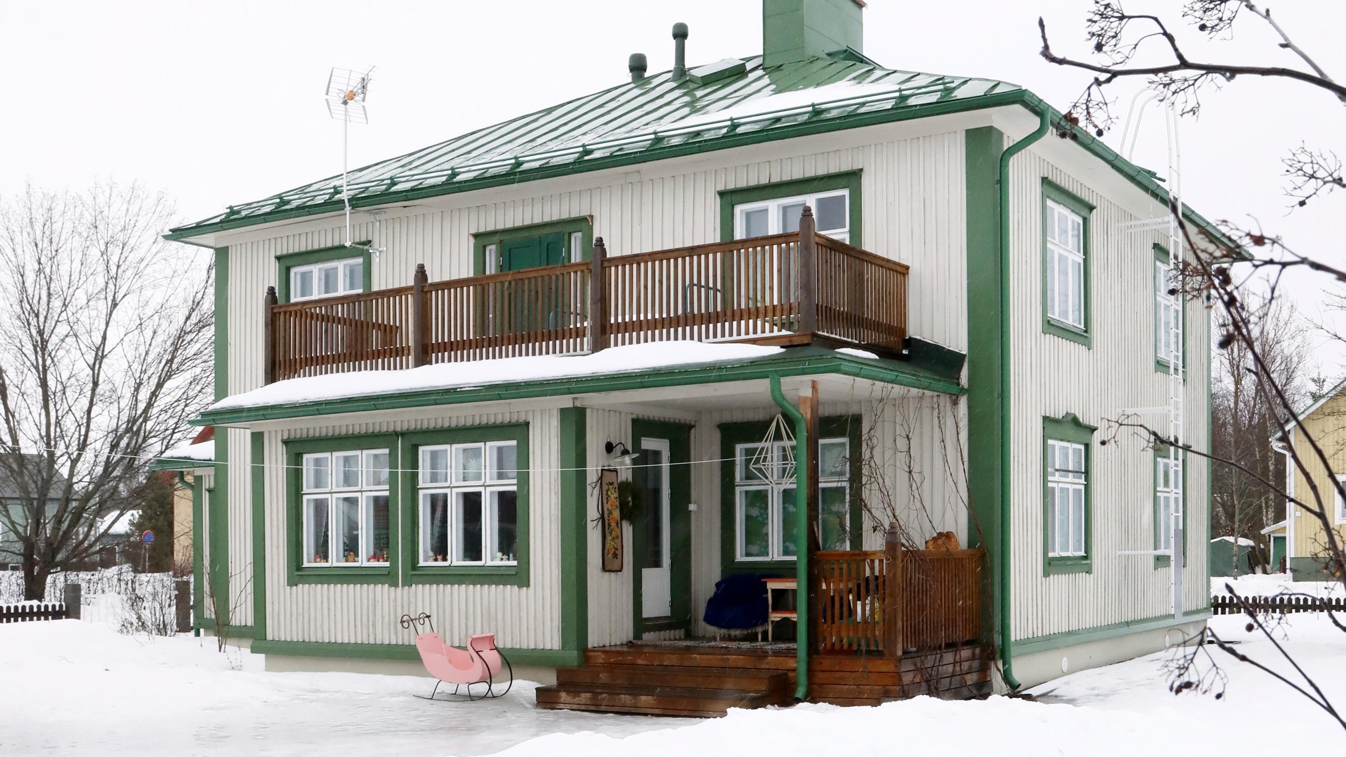 Leena bought a deserted house alone with five kids: “On first sight, I was faced with a leaning house and a drifting sauna roof”