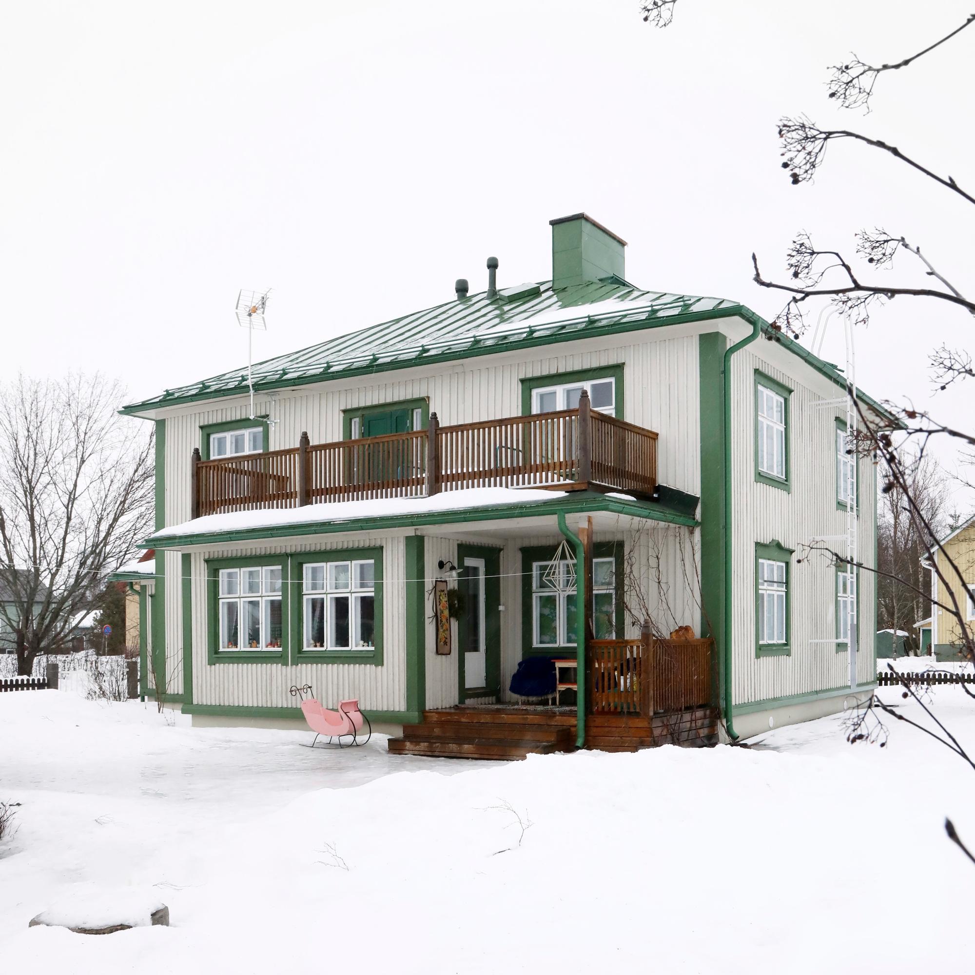 Leena bought a deserted house alone with five kids: “On first sight, I was faced with a leaning house and a drifting sauna roof”