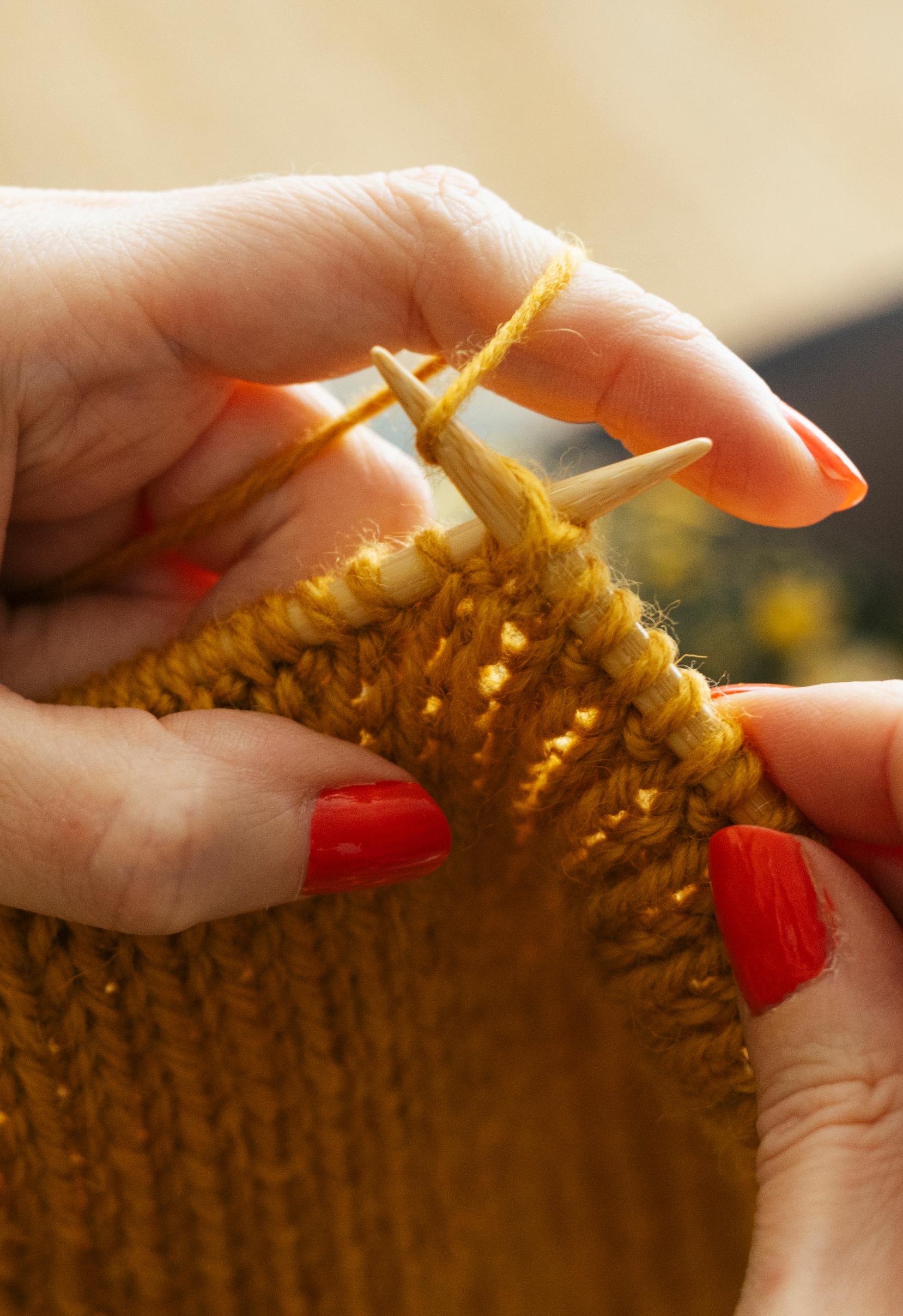 How to knit ribbing: Wrapping the yarn around the needle