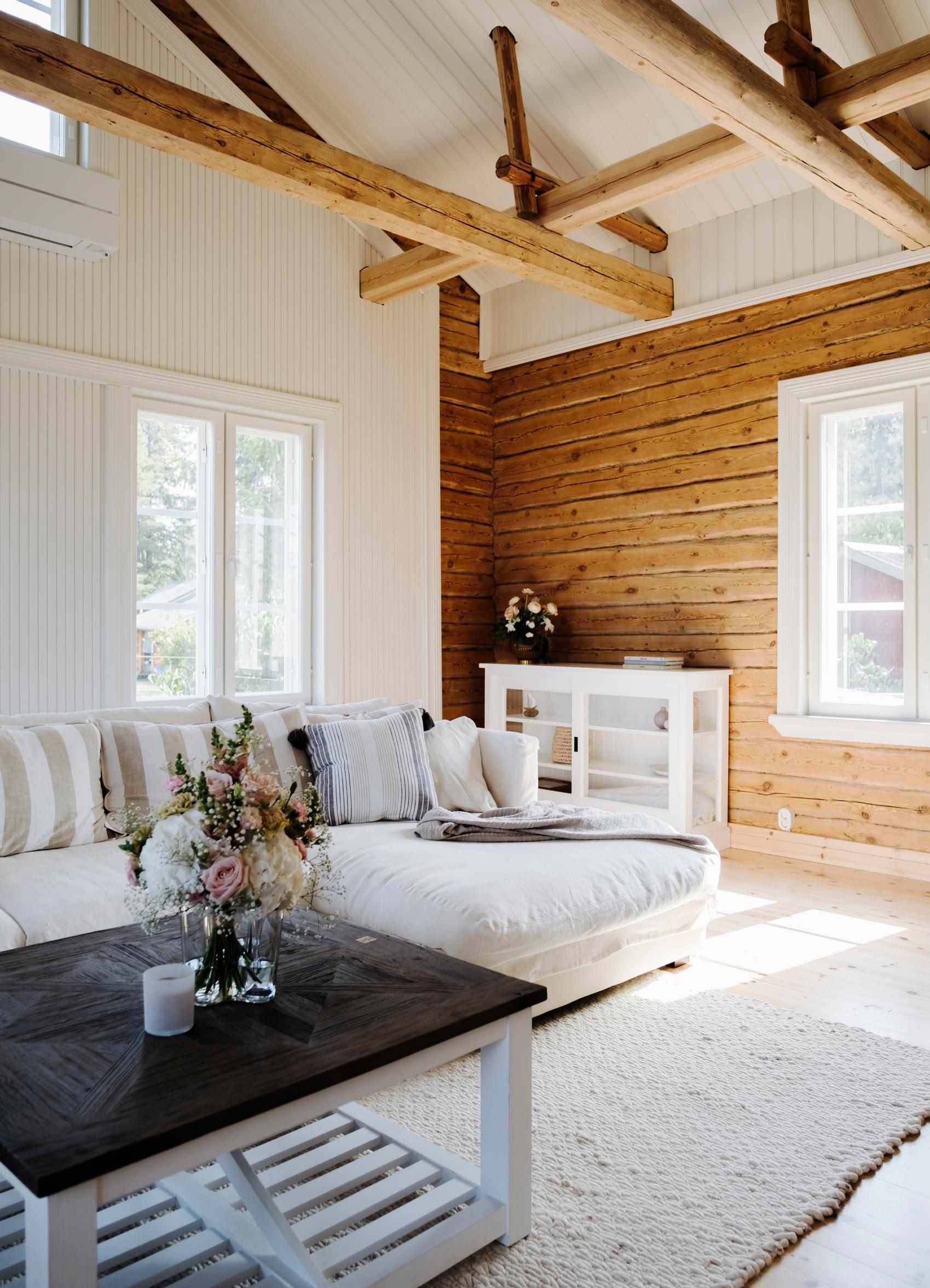 In the living room, the old horizontal logs change into impressive vertical paneling