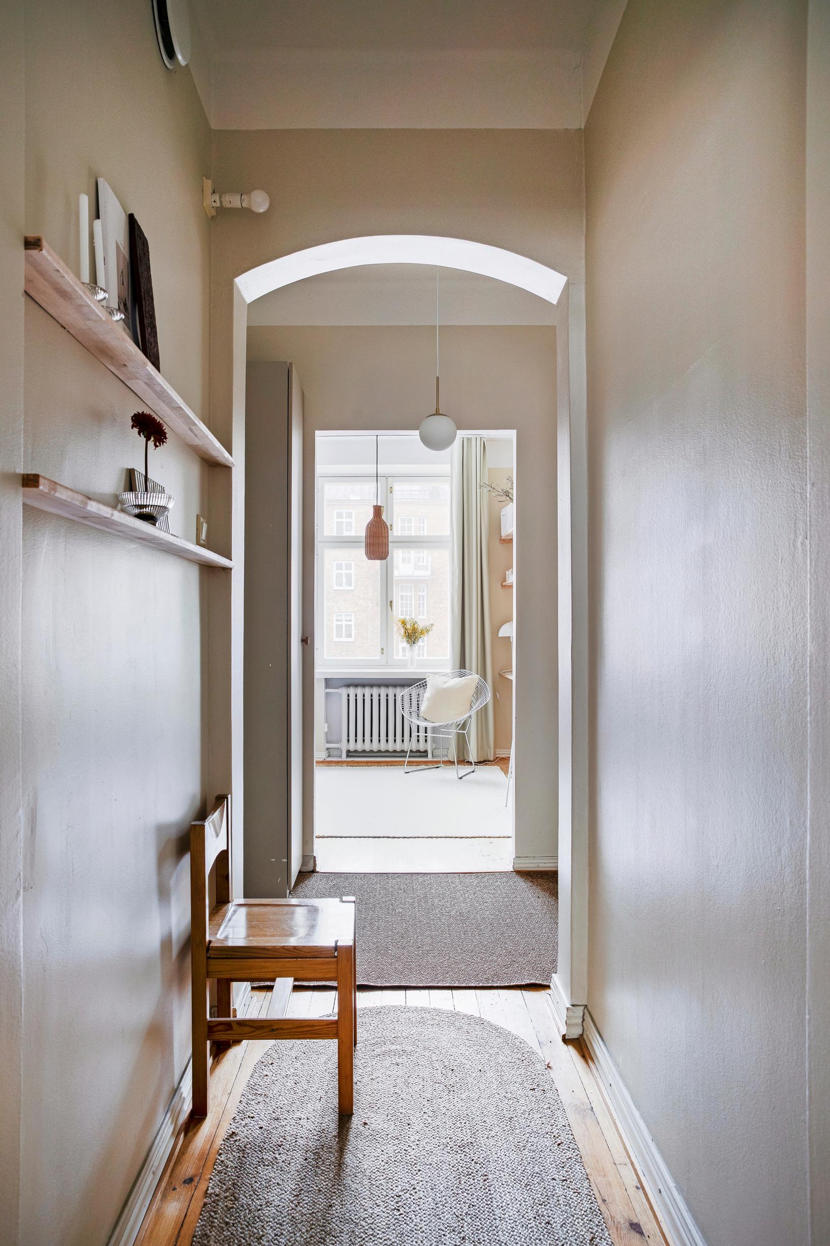 A narrow hallway unites the two rooms of the apartment.