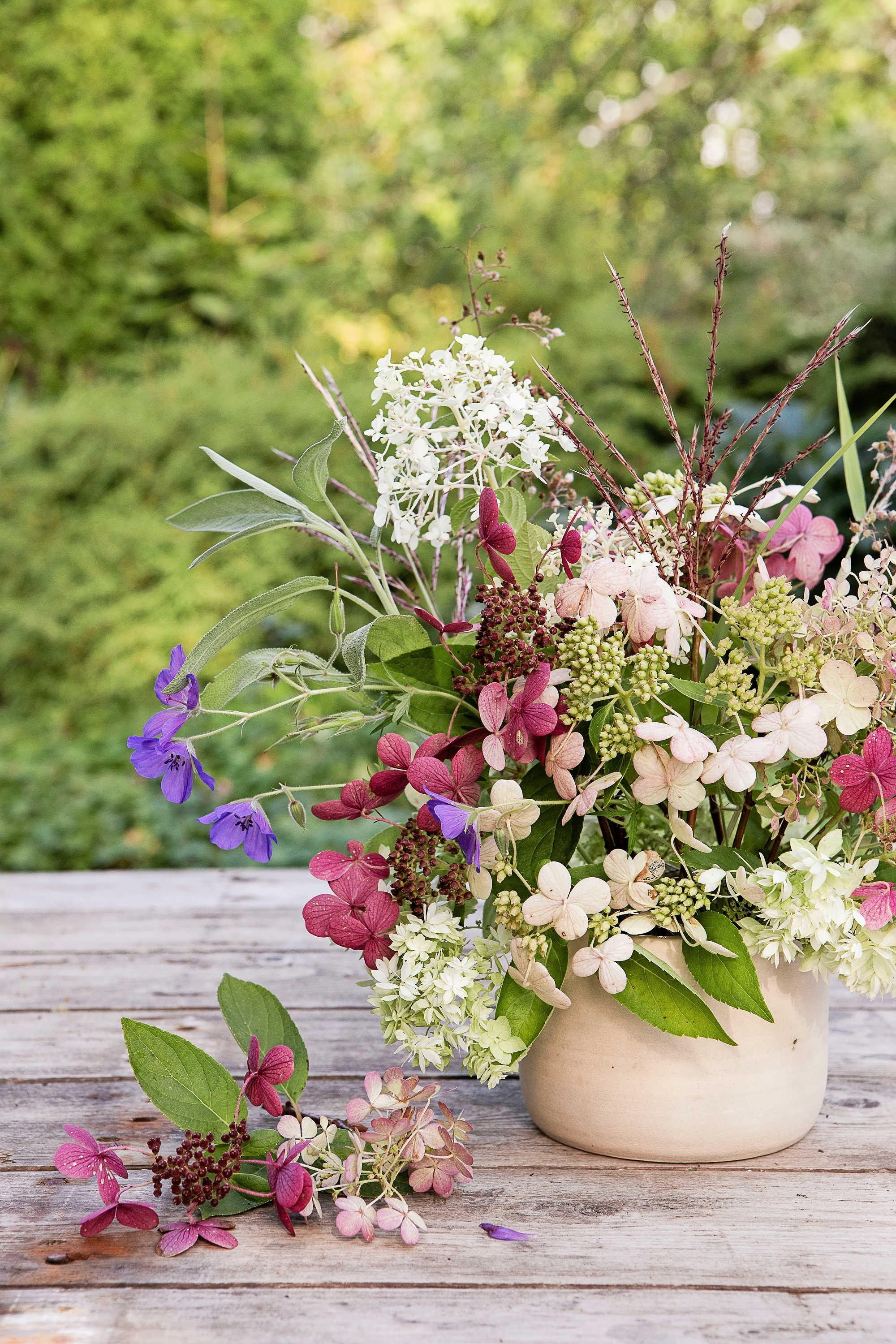 Easy hydrangea arrangement with chicken wire | Kotona Living