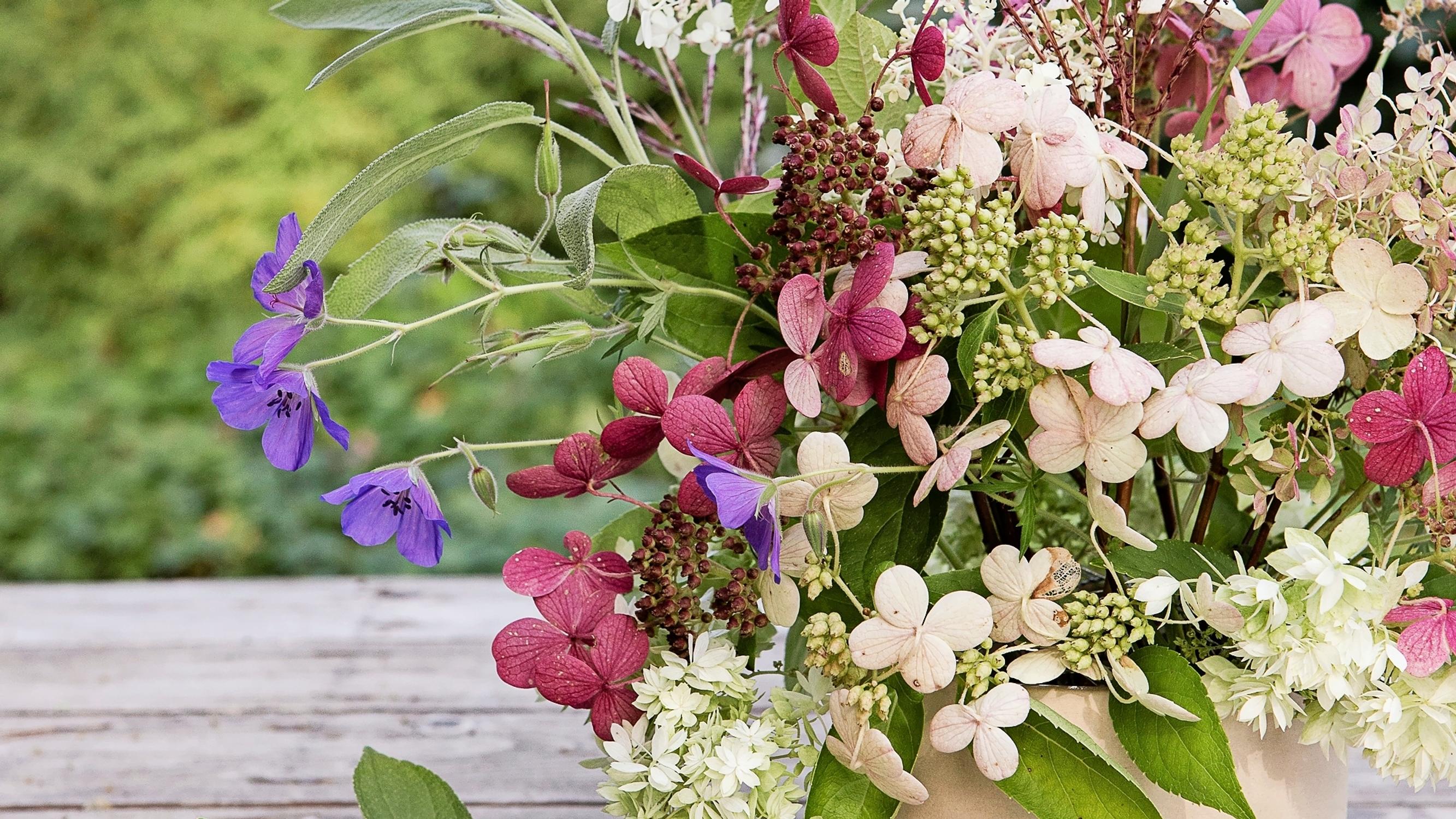 Use a piece of chicken wire—here’s how to create this summer’s loveliest hydrangea arrangement