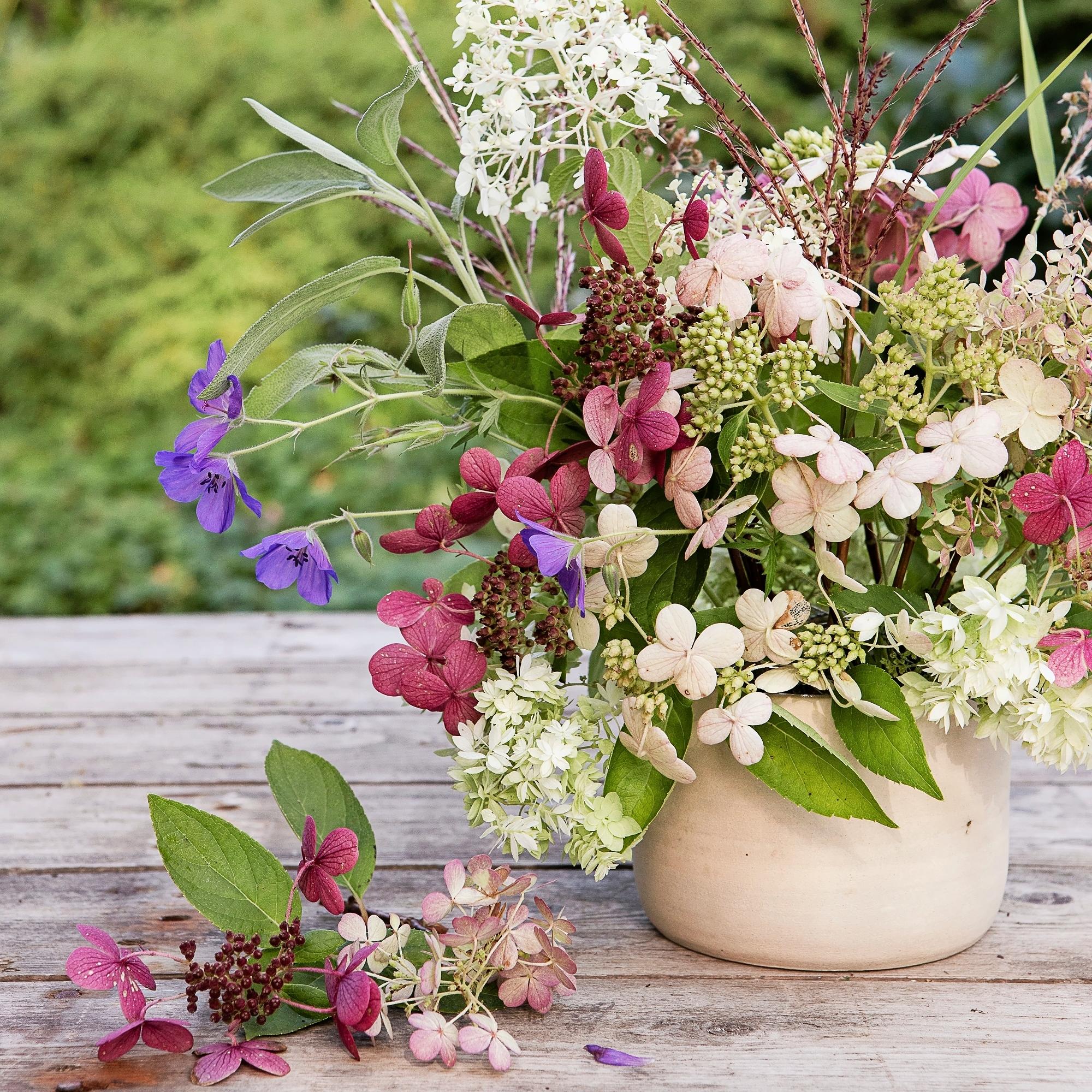 Use a piece of chicken wire—here’s how to create this summer’s loveliest hydrangea arrangement