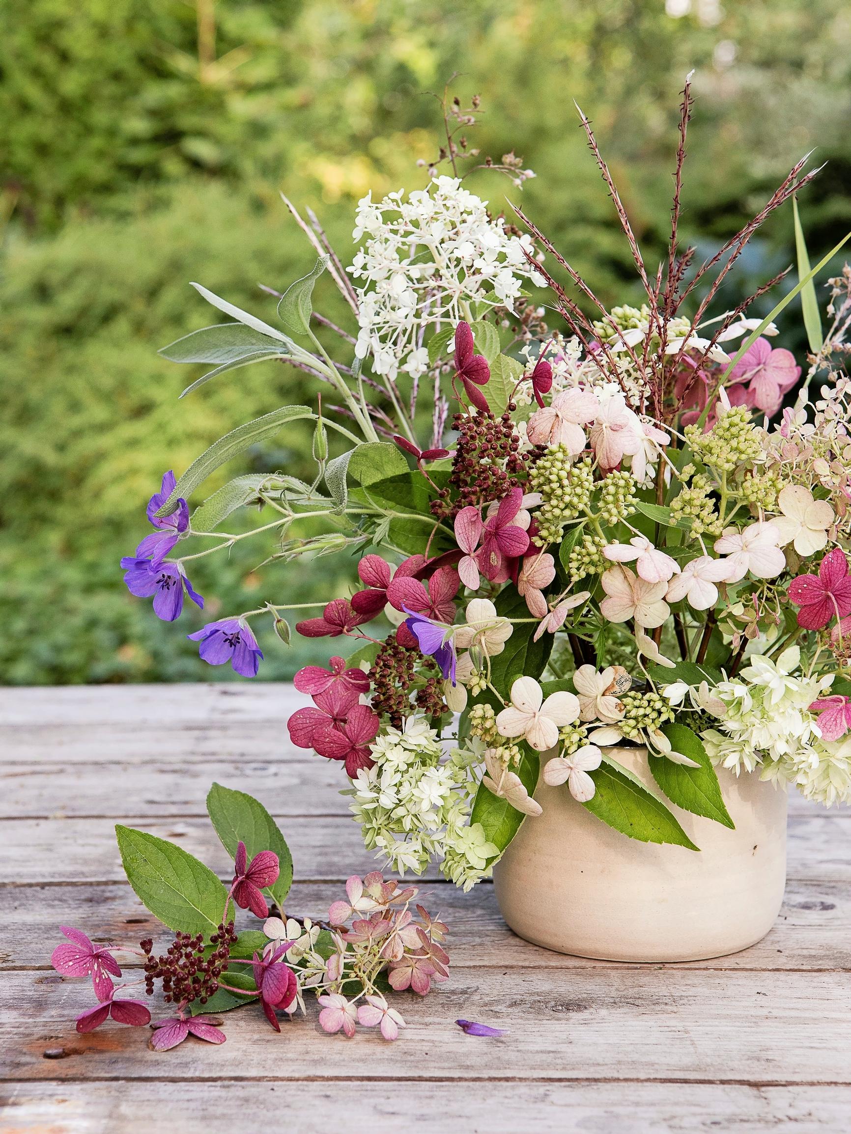 Use a piece of chicken wire—here’s how to create this summer’s loveliest hydrangea arrangement