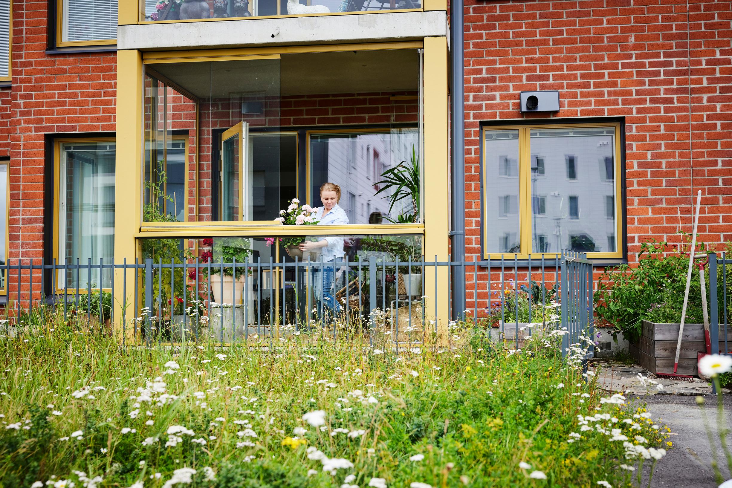 Hannele’s garden and balcony behind the common meadow.