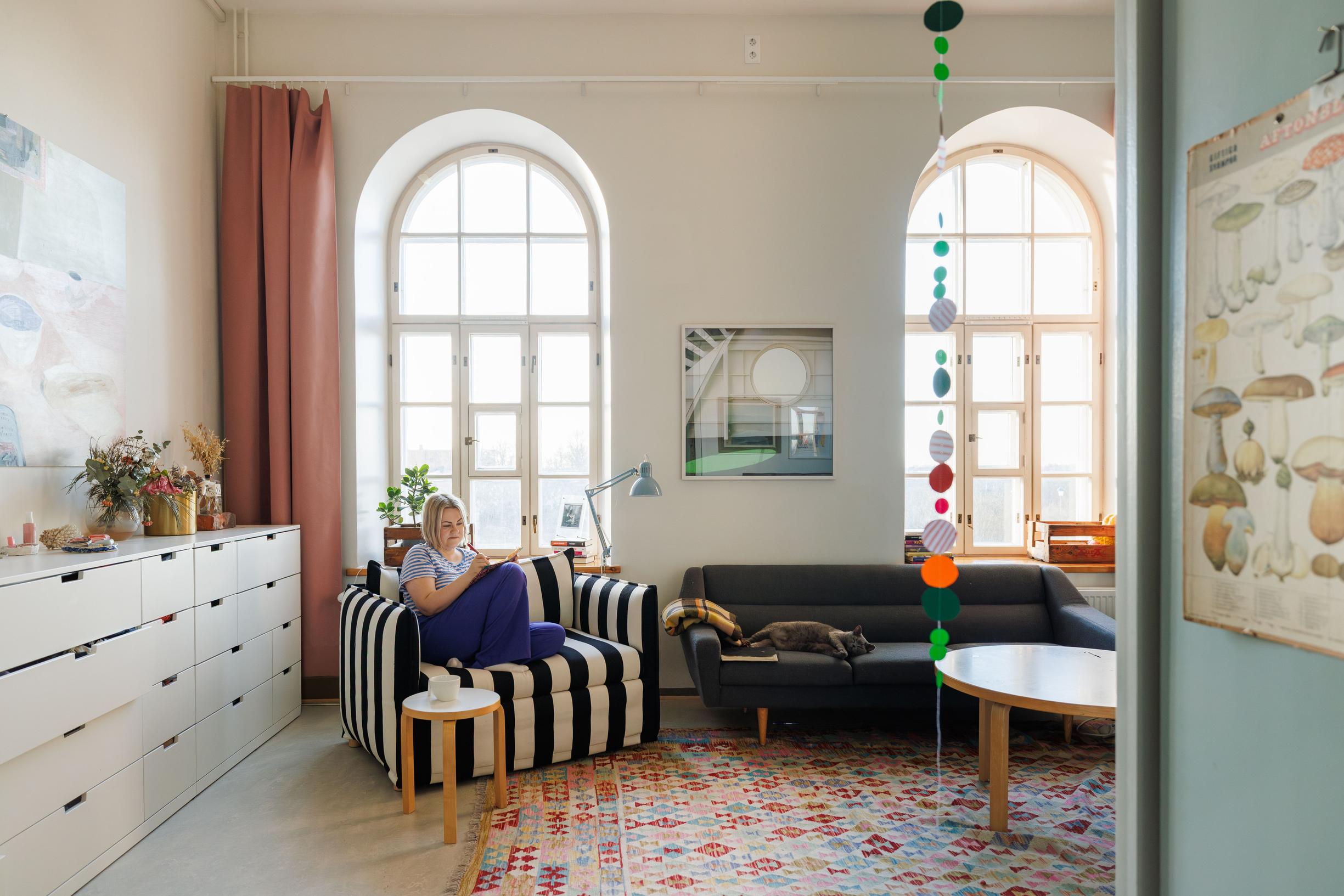 Laura Friman sitting on a Hakola love seat